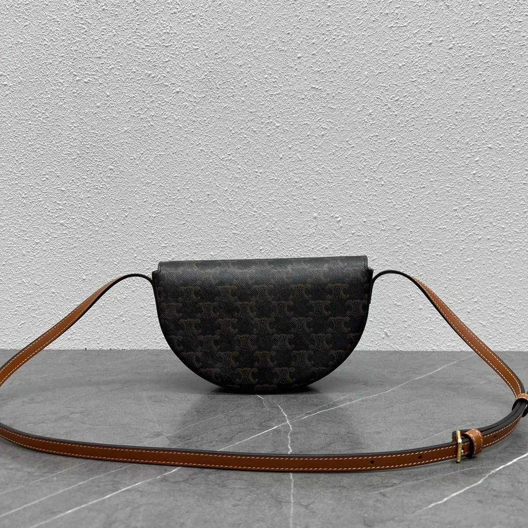 New product online 🅰️🅰️ Celine 2022 winter show model Basace Arc de Triomphe ~ Moon bag, half-moon body ➕ Snap-embossed Arc de Triomphe Logo leather buckle, very design, literary and artistic, also very light and cute, long shoulder strap, comfortable crossbody‼ ️ Style: Gentle and cute, retro literature and art, suitable for fashionistas 🉑️ Capacity: enough for daily outings 👌 Style number: 111233 Size: 23～13.5～6 Material brown