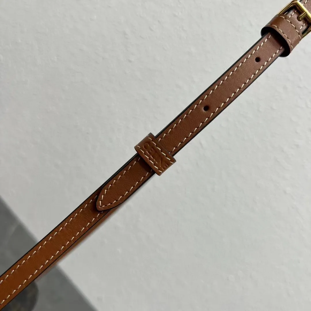 New product online 🅰️🅰️ Celine 2022 winter show model Basace Arc de Triomphe ~ Moon bag, half-moon body ➕ Snap-embossed Arc de Triomphe Logo leather buckle, very design, literary and artistic, also very light and cute, long shoulder strap, comfortable crossbody‼ ️ Style: Gentle and cute, retro literature and art, suitable for fashionistas 🉑️ Capacity: enough for daily outings 👌 Style number: 111233 Size: 23～13.5～6 Material brown