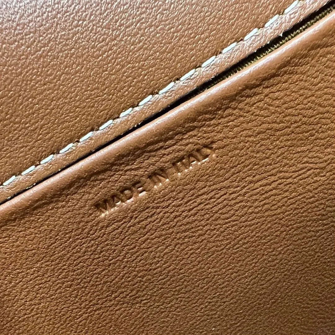 New product online 🅰️🅰️ Celine 2022 winter show model Basace Arc de Triomphe ~ Moon bag, half-moon body ➕ Snap-embossed Arc de Triomphe Logo leather buckle, very design, literary and artistic, also very light and cute, long shoulder strap, comfortable crossbody‼ ️ Style: Gentle and cute, retro literature and art, suitable for fashionistas 🉑️ Capacity: enough for daily outings 👌 Style number: 111233 Size: 23～13.5～6 Material brown