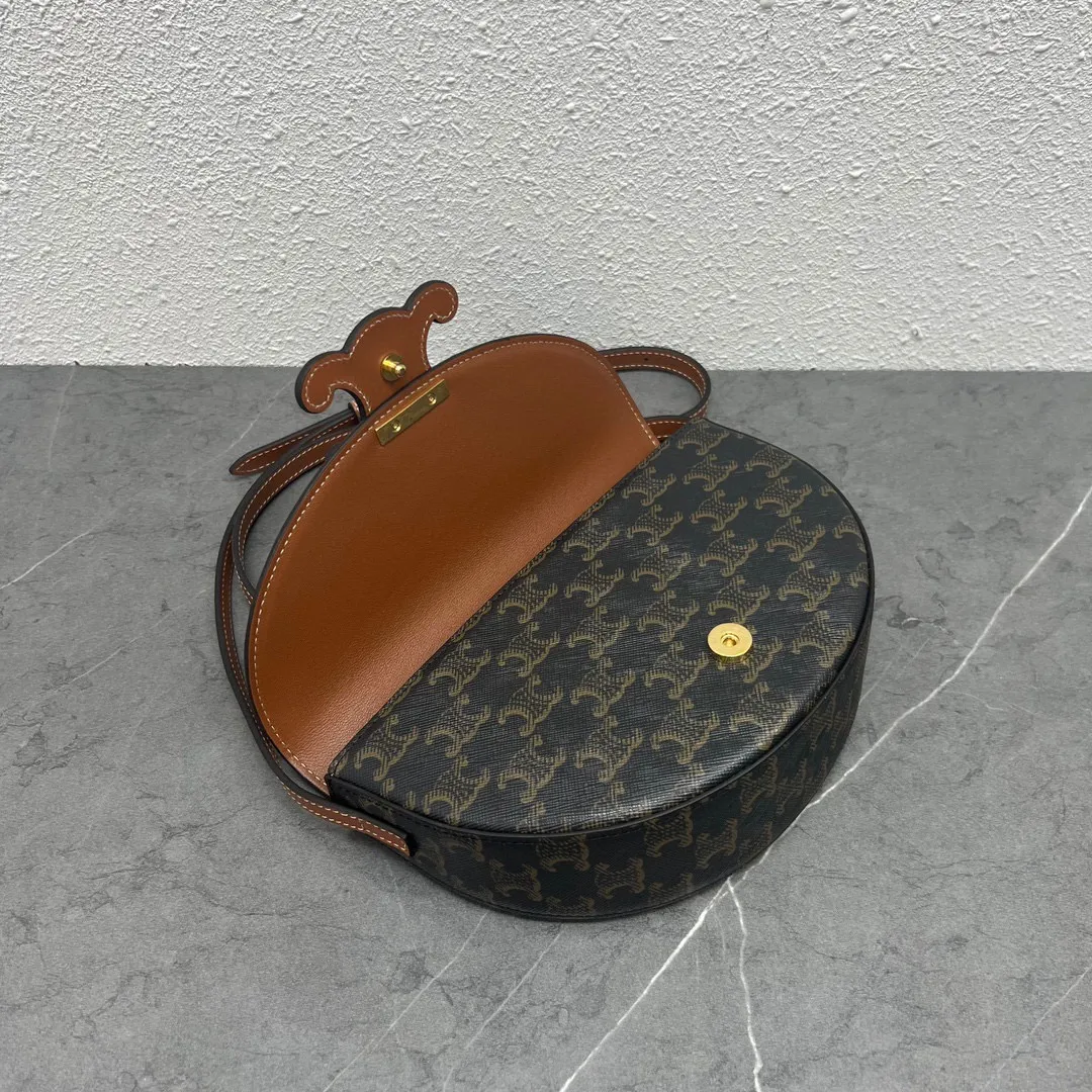 New product online 🅰️🅰️ Celine 2022 winter show model Basace Arc de Triomphe ~ Moon bag, half-moon body ➕ Snap-embossed Arc de Triomphe Logo leather buckle, very design, literary and artistic, also very light and cute, long shoulder strap, comfortable crossbody‼ ️ Style: Gentle and cute, retro literature and art, suitable for fashionistas 🉑️ Capacity: enough for daily outings 👌 Style number: 111233 Size: 23～13.5～6 Material brown