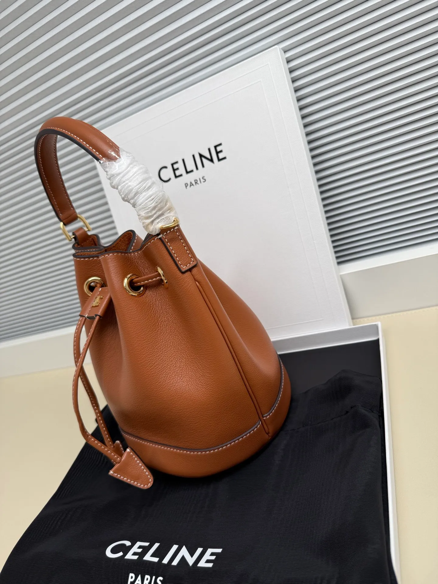 750. 🆕New bucket bag💋Drawstring design, two colors available Clara💄Takeaway bucket Has the casual silhouette of a bucket bag. The drawstring design adds playfulness and privacy. 💯Good capacity to hold 250ml of mineral water. 1 main compartment 1 leather handle, length (7cm) 1 detachable and adjustable shoulder strap, minimum length (41cm), maximum length (48cm) Dimensions: (16 X 19 X 16 cm) No.: 121673