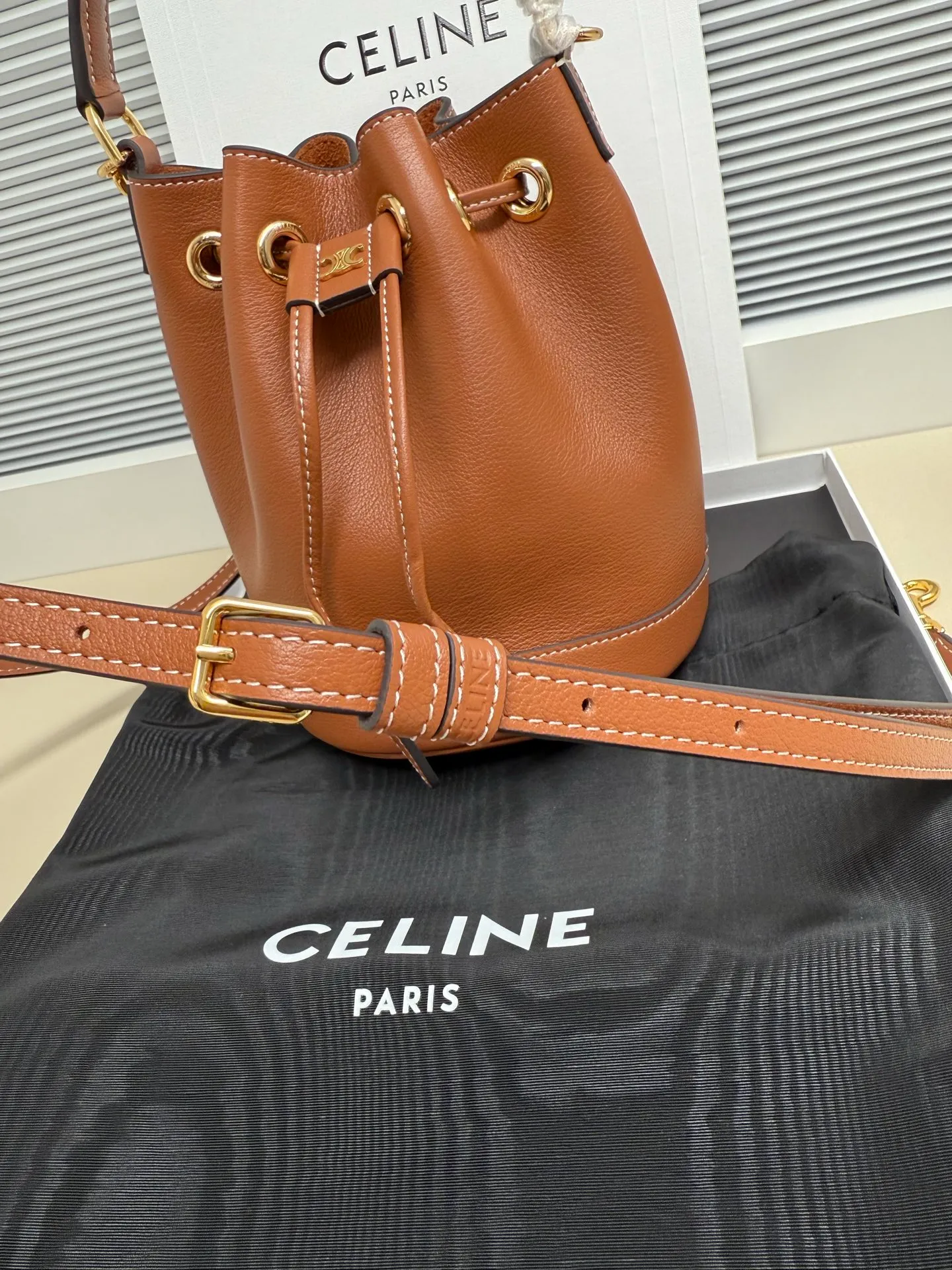 750. 🆕New bucket bag💋Drawstring design, two colors available Clara💄Takeaway bucket Has the casual silhouette of a bucket bag. The drawstring design adds playfulness and privacy. 💯Good capacity to hold 250ml of mineral water. 1 main compartment 1 leather handle, length (7cm) 1 detachable and adjustable shoulder strap, minimum length (41cm), maximum length (48cm) Dimensions: (16 X 19 X 16 cm) No.: 121673