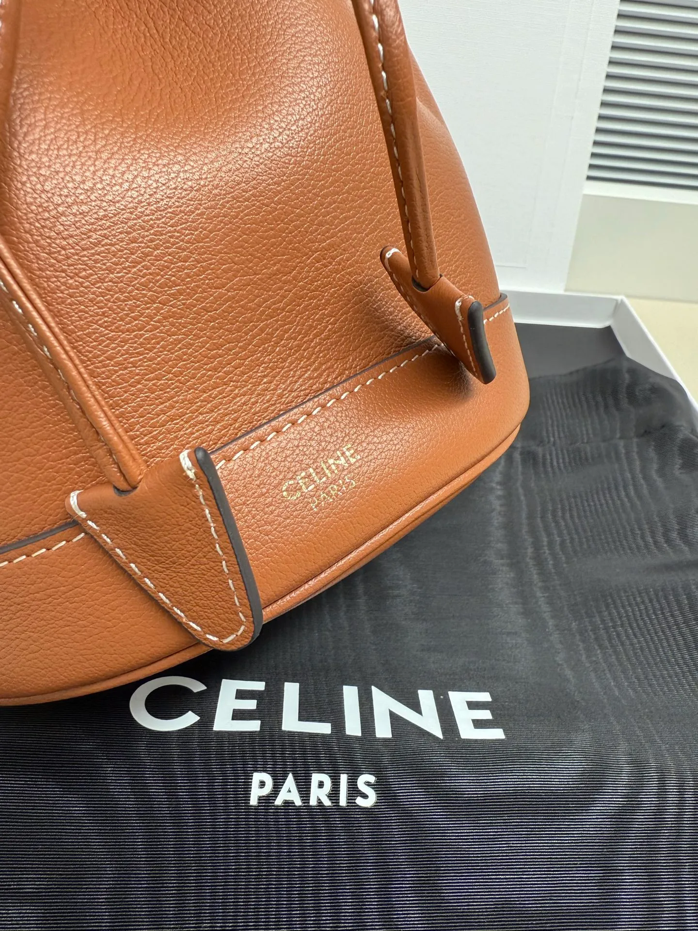 750. 🆕New bucket bag💋Drawstring design, two colors available Clara💄Takeaway bucket Has the casual silhouette of a bucket bag. The drawstring design adds playfulness and privacy. 💯Good capacity to hold 250ml of mineral water. 1 main compartment 1 leather handle, length (7cm) 1 detachable and adjustable shoulder strap, minimum length (41cm), maximum length (48cm) Dimensions: (16 X 19 X 16 cm) No.: 121673