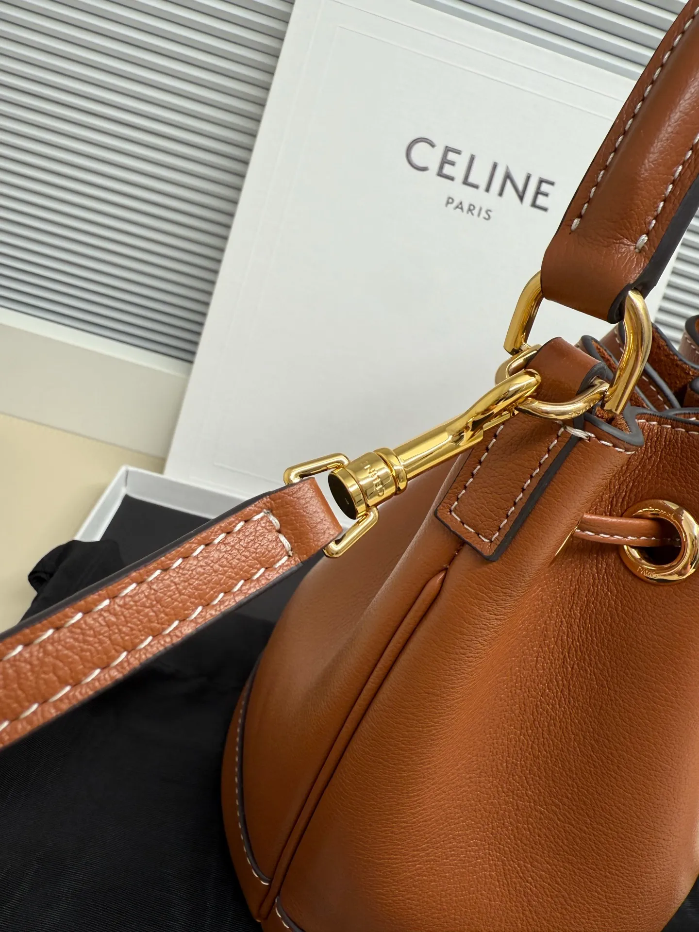 750. 🆕New bucket bag💋Drawstring design, two colors available Clara💄Takeaway bucket Has the casual silhouette of a bucket bag. The drawstring design adds playfulness and privacy. 💯Good capacity to hold 250ml of mineral water. 1 main compartment 1 leather handle, length (7cm) 1 detachable and adjustable shoulder strap, minimum length (41cm), maximum length (48cm) Dimensions: (16 X 19 X 16 cm) No.: 121673
