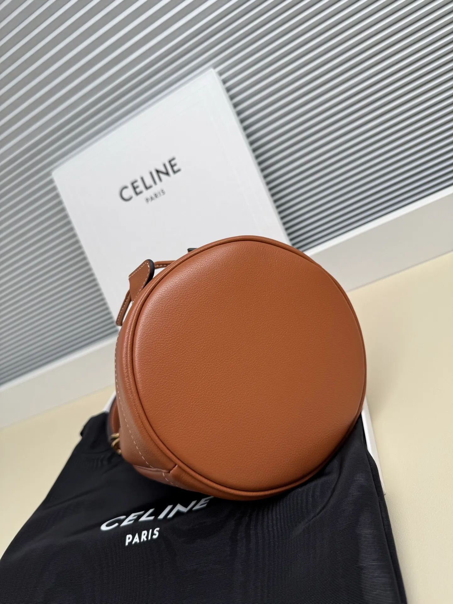 750. 🆕New bucket bag💋Drawstring design, two colors available Clara💄Takeaway bucket Has the casual silhouette of a bucket bag. The drawstring design adds playfulness and privacy. 💯Good capacity to hold 250ml of mineral water. 1 main compartment 1 leather handle, length (7cm) 1 detachable and adjustable shoulder strap, minimum length (41cm), maximum length (48cm) Dimensions: (16 X 19 X 16 cm) No.: 121673