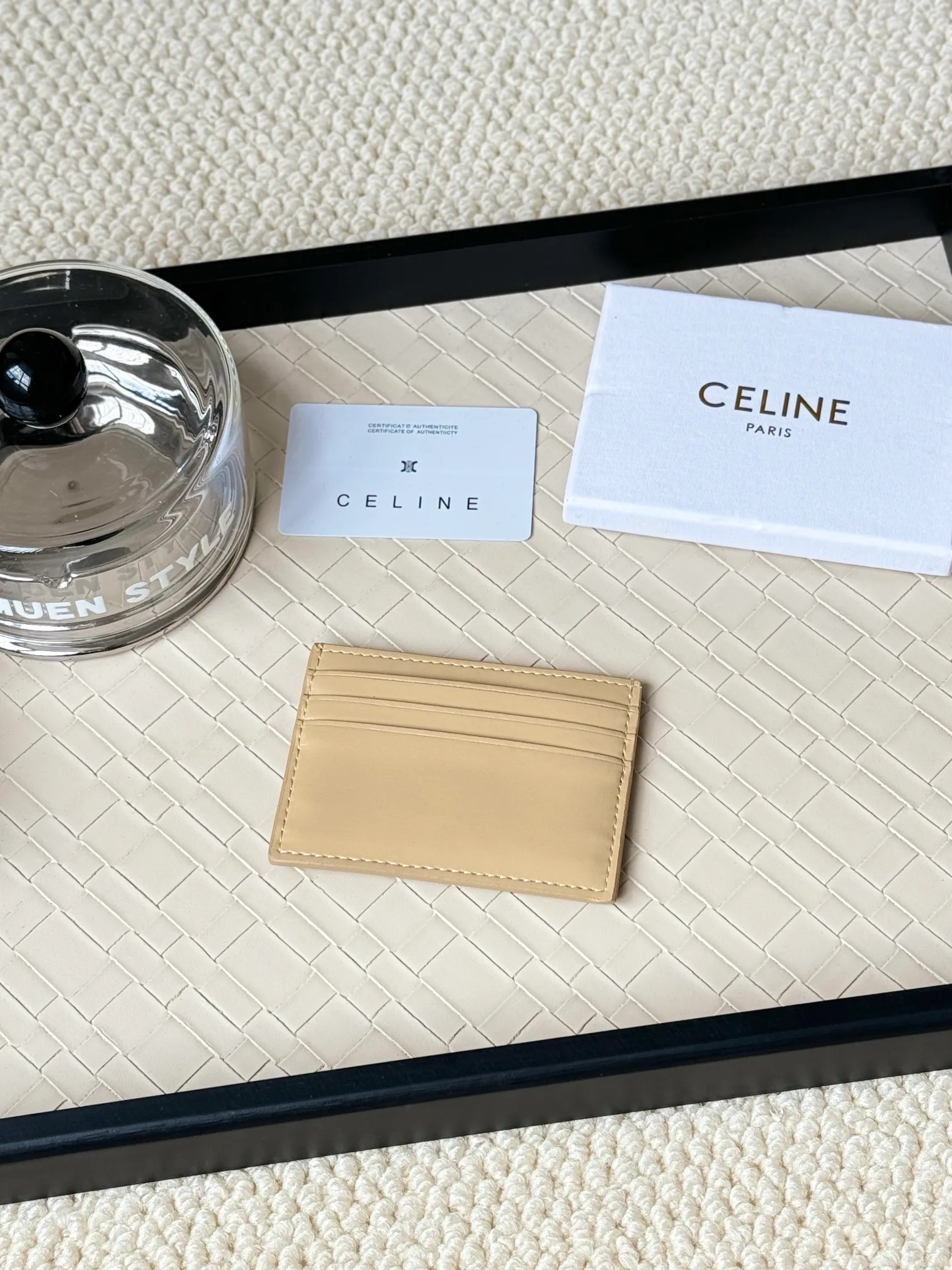 💰100 super mini card holder CELINE's new embossed logo card holder, made of first-layer cowhide, two card slots + one middle pocket Style number: 10L833 Size: 10.5×7cm