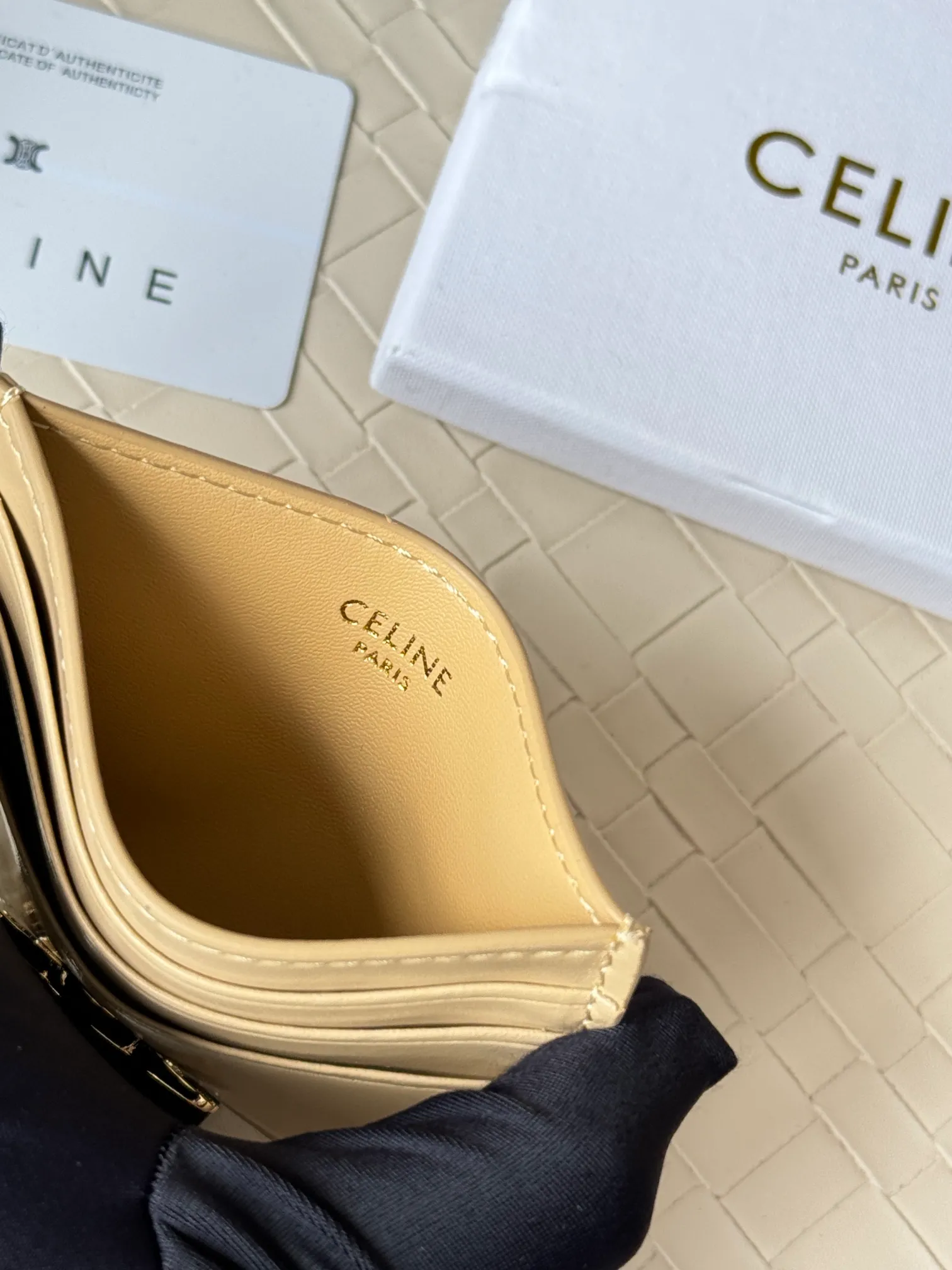 💰100 super mini card holder CELINE's new embossed logo card holder, made of first-layer cowhide, two card slots + one middle pocket Style number: 10L833 Size: 10.5×7cm