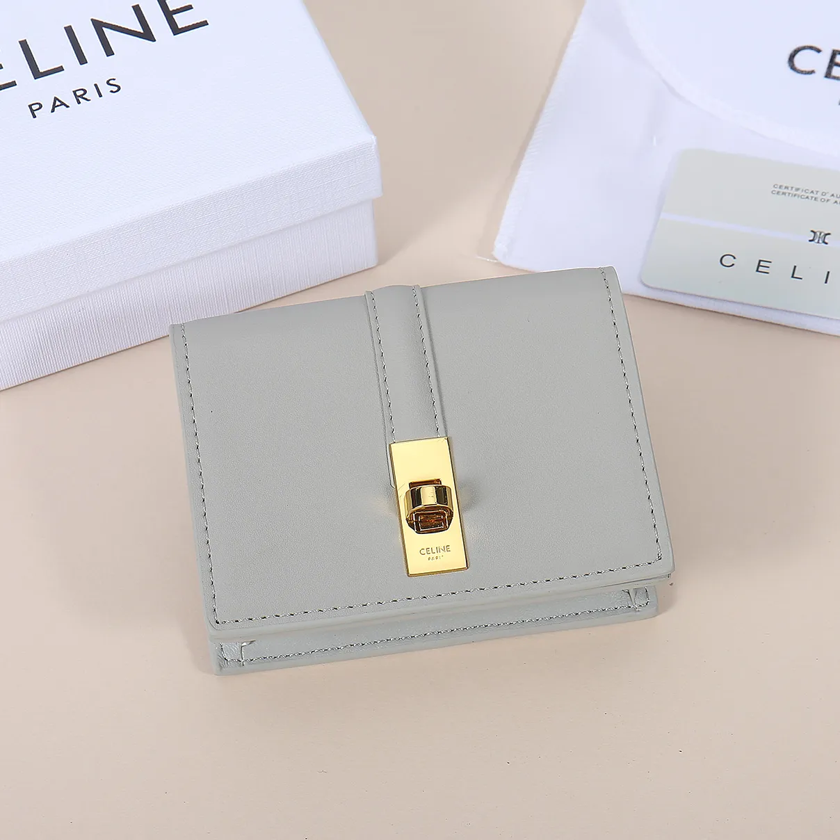 💰130, Celine's new card holder, TRIOMPHE flip card holder, large cowhide with plain microfiber interior, rotating lock closure, 1 thickened main compartment, 2 inner card slots. No.: 10M473 Size: 10.5x8.5x3 cm