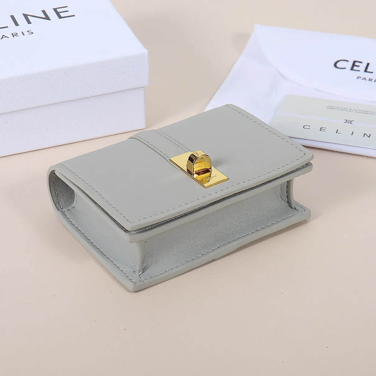 💰130, Celine's new card holder, TRIOMPHE flip card holder, large cowhide with plain microfiber interior, rotating lock closure, 1 thickened main compartment, 2 inner card slots. No.: 10M473 Size: 10.5x8.5x3 cm