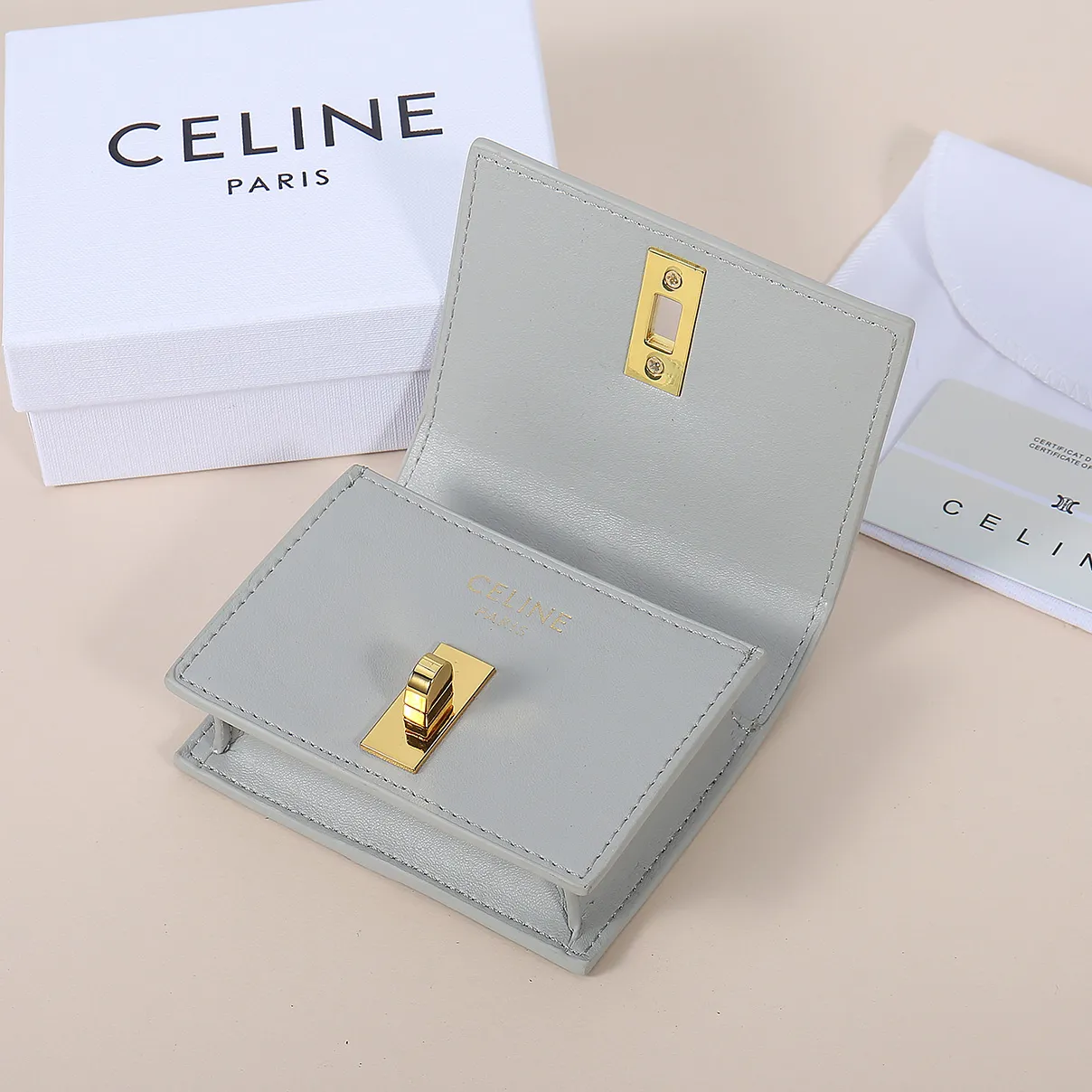 💰130, Celine's new card holder, TRIOMPHE flip card holder, large cowhide with plain microfiber interior, rotating lock closure, 1 thickened main compartment, 2 inner card slots. No.: 10M473 Size: 10.5x8.5x3 cm
