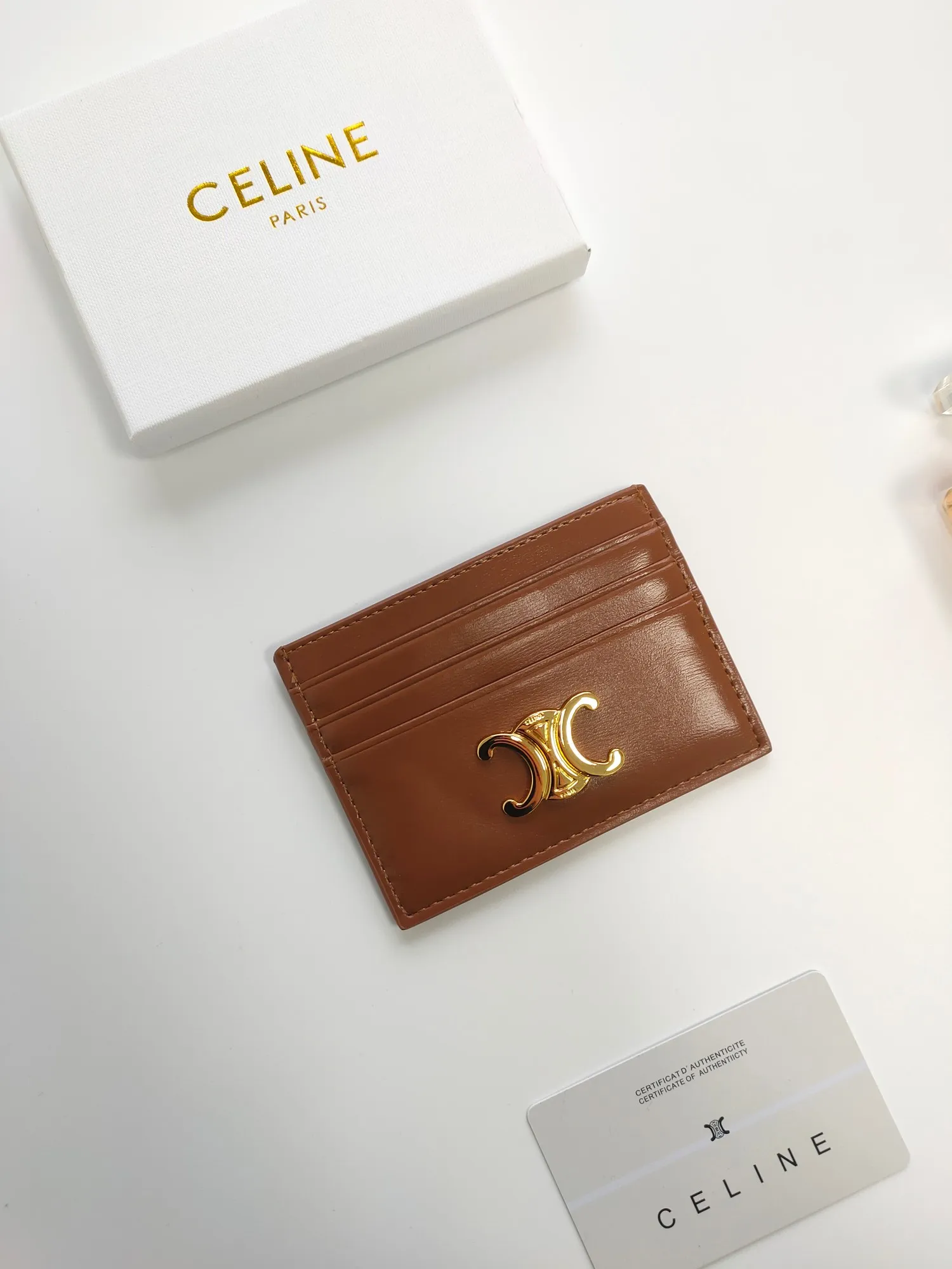 💰90💰CELINE's new embossed logo card holder, made of first-layer cowhide, two card slots + one middle pocket Style number: 10L833 Size: 10.5×7cm