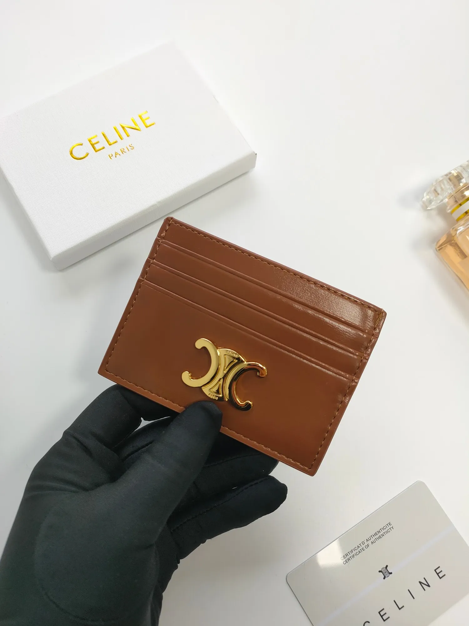 💰90💰CELINE's new embossed logo card holder, made of first-layer cowhide, two card slots + one middle pocket Style number: 10L833 Size: 10.5×7cm
