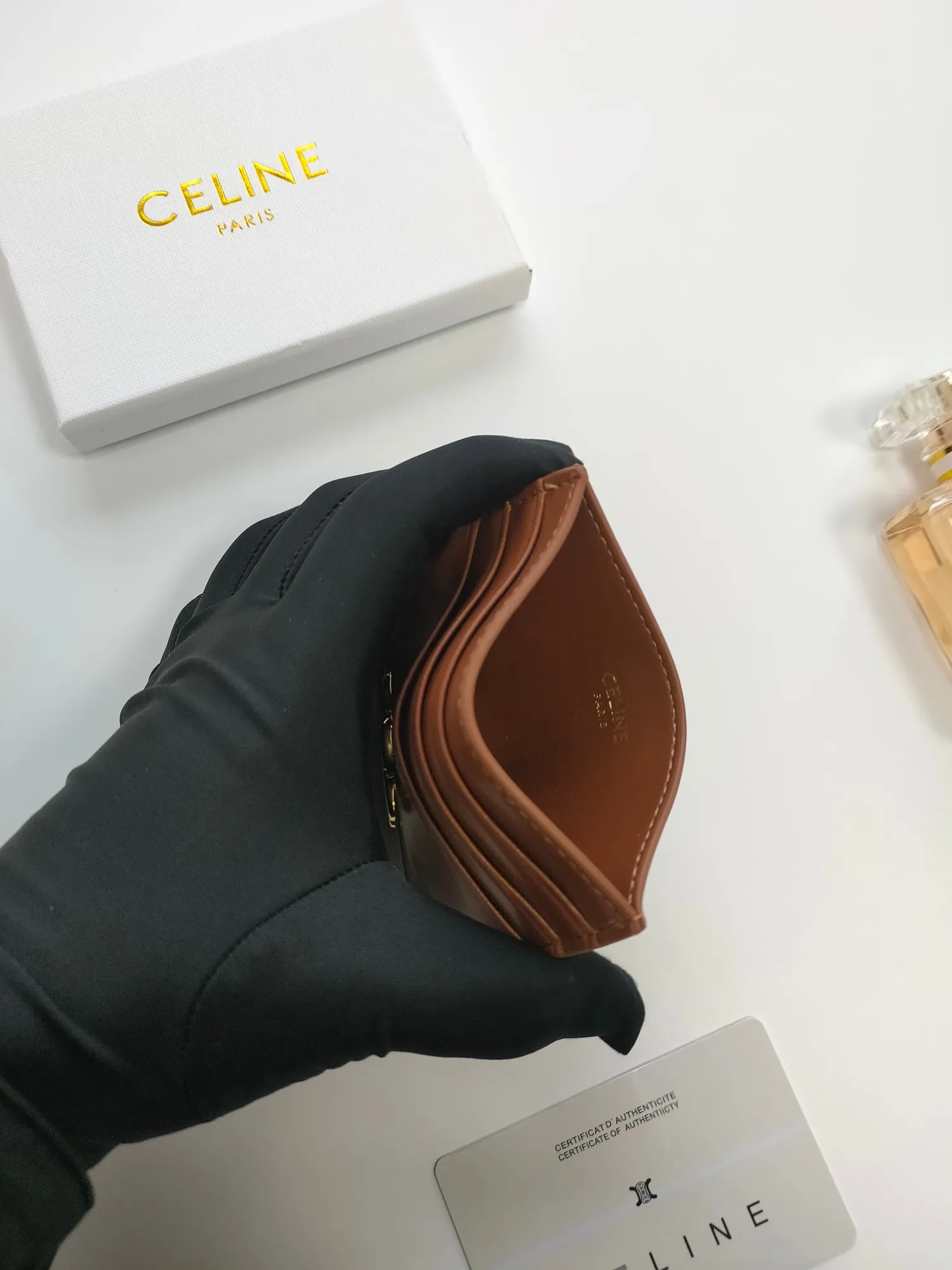 💰90💰CELINE's new embossed logo card holder, made of first-layer cowhide, two card slots + one middle pocket Style number: 10L833 Size: 10.5×7cm