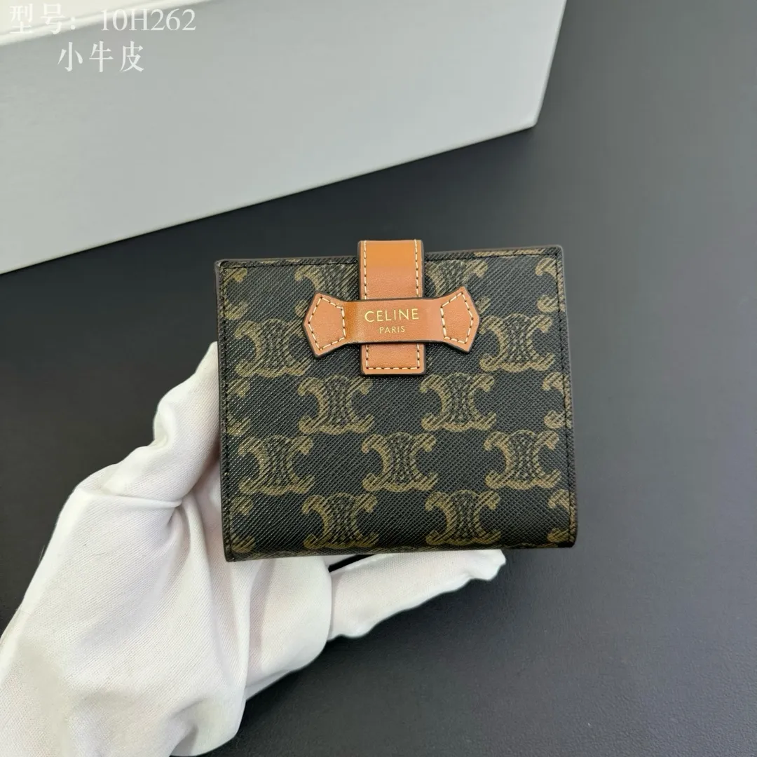 💰160 💎Top quality💖 With cowhide leather 𝗖𝗘𝗟𝗜𝗡𝗘 Arc de Triomphe ce Peugeot printed sheepskin strap wallet. TRIOMPHE artificial leather, sheepskin binding Cow leather lining Snap drawstring closure Inside 7 credit card slots 1 large banknote pocket 1 zipper pocket 1 gusset pocket 1 flat pocket, ultra-light weight, simple and wear-resistant. Style number: 10H262 material/brown Size: 10.5×9x2cm (with original box)