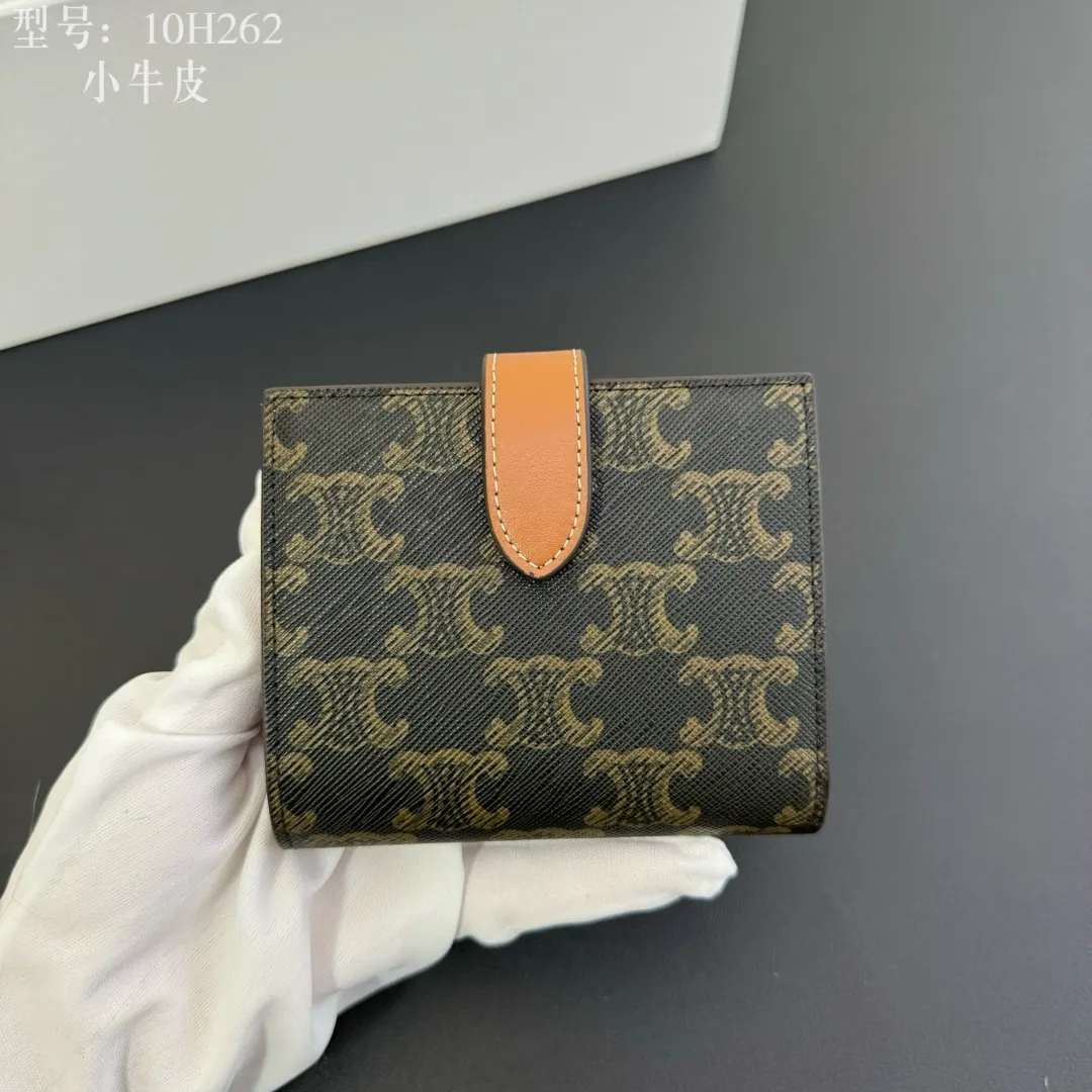 💰160 💎Top quality💖 With cowhide leather 𝗖𝗘𝗟𝗜𝗡𝗘 Arc de Triomphe ce Peugeot printed sheepskin strap wallet. TRIOMPHE artificial leather, sheepskin binding Cow leather lining Snap drawstring closure Inside 7 credit card slots 1 large banknote pocket 1 zipper pocket 1 gusset pocket 1 flat pocket, ultra-light weight, simple and wear-resistant. Style number: 10H262 material/brown Size: 10.5×9x2cm (with original box)