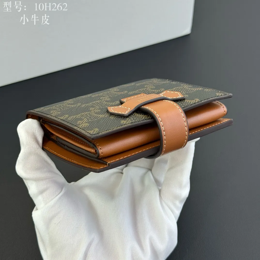 💰160 💎Top quality💖 With cowhide leather 𝗖𝗘𝗟𝗜𝗡𝗘 Arc de Triomphe ce Peugeot printed sheepskin strap wallet. TRIOMPHE artificial leather, sheepskin binding Cow leather lining Snap drawstring closure Inside 7 credit card slots 1 large banknote pocket 1 zipper pocket 1 gusset pocket 1 flat pocket, ultra-light weight, simple and wear-resistant. Style number: 10H262 material/brown Size: 10.5×9x2cm (with original box)