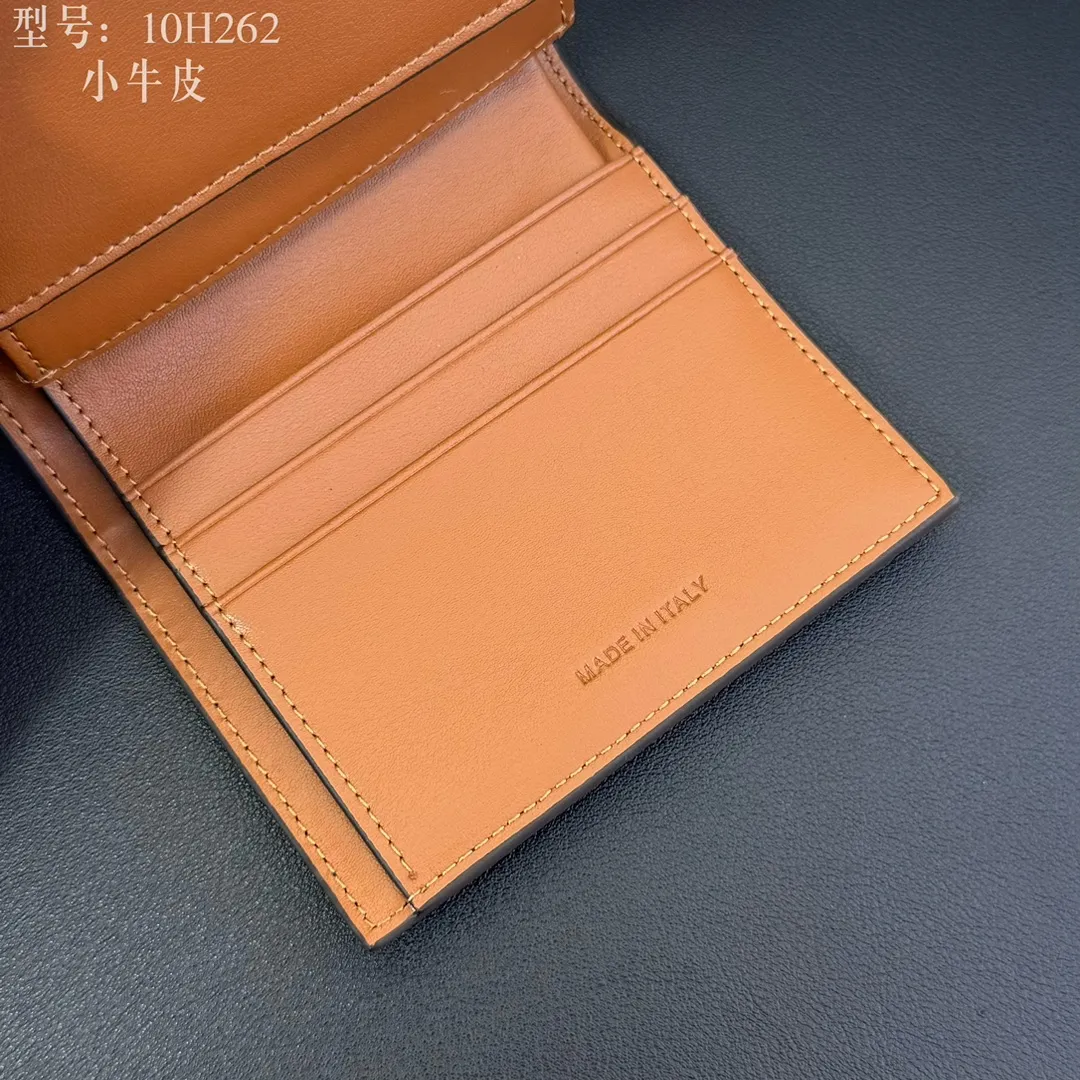 💰160 💎Top quality💖 With cowhide leather 𝗖𝗘𝗟𝗜𝗡𝗘 Arc de Triomphe ce Peugeot printed sheepskin strap wallet. TRIOMPHE artificial leather, sheepskin binding Cow leather lining Snap drawstring closure Inside 7 credit card slots 1 large banknote pocket 1 zipper pocket 1 gusset pocket 1 flat pocket, ultra-light weight, simple and wear-resistant. Style number: 10H262 material/brown Size: 10.5×9x2cm (with original box)