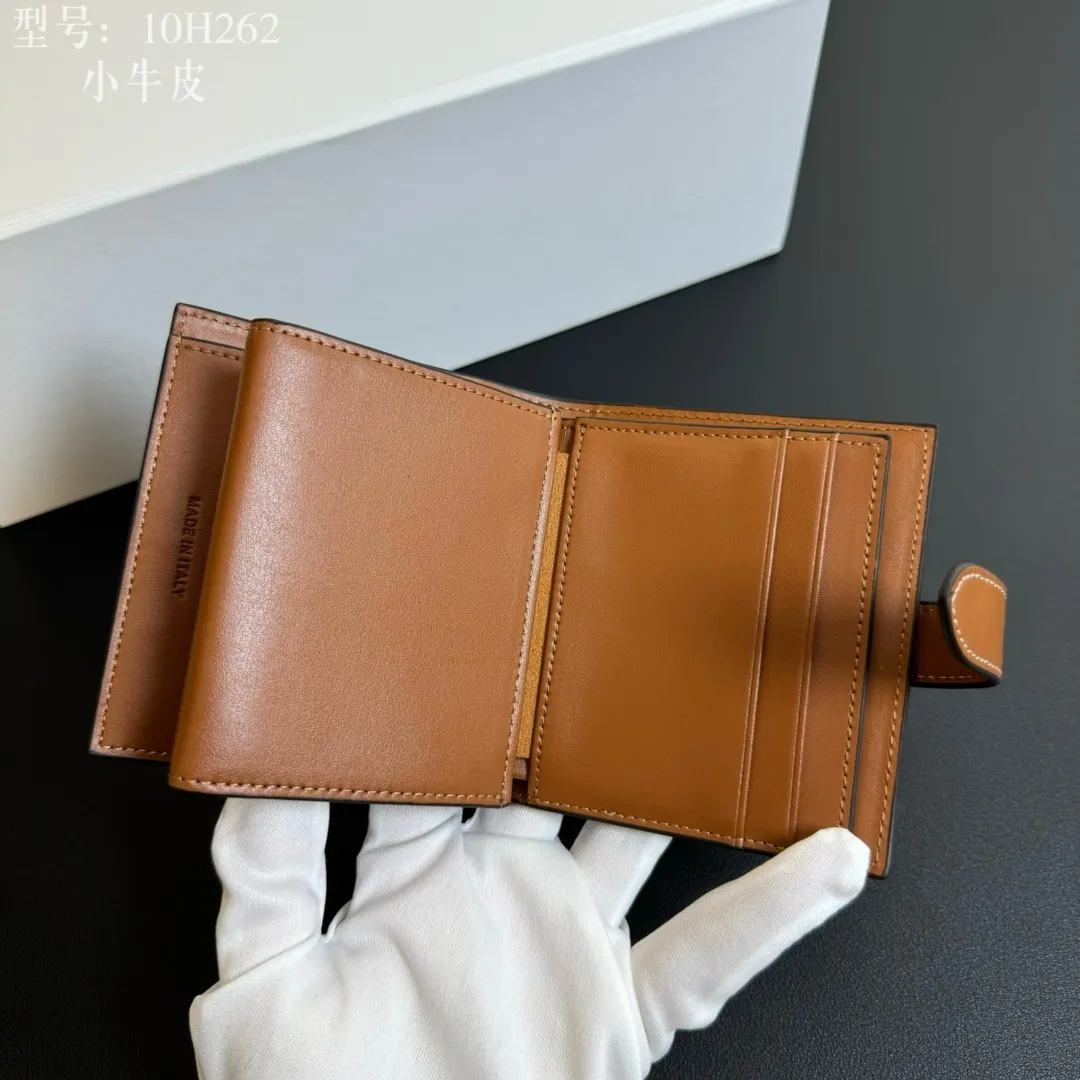 💰160 💎Top quality💖 With cowhide leather 𝗖𝗘𝗟𝗜𝗡𝗘 Arc de Triomphe ce Peugeot printed sheepskin strap wallet. TRIOMPHE artificial leather, sheepskin binding Cow leather lining Snap drawstring closure Inside 7 credit card slots 1 large banknote pocket 1 zipper pocket 1 gusset pocket 1 flat pocket, ultra-light weight, simple and wear-resistant. Style number: 10H262 material/brown Size: 10.5×9x2cm (with original box)