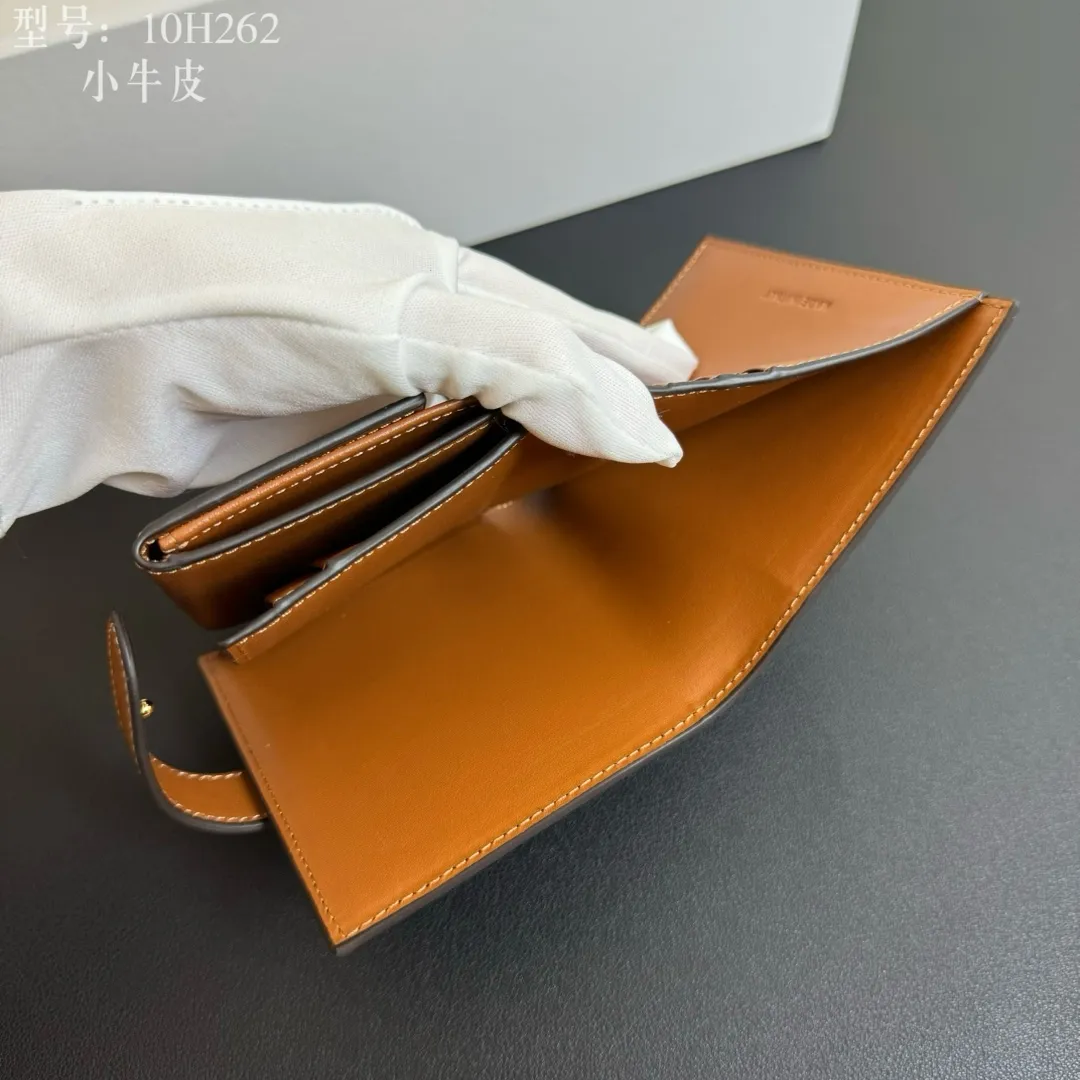 💰160 💎Top quality💖 With cowhide leather 𝗖𝗘𝗟𝗜𝗡𝗘 Arc de Triomphe ce Peugeot printed sheepskin strap wallet. TRIOMPHE artificial leather, sheepskin binding Cow leather lining Snap drawstring closure Inside 7 credit card slots 1 large banknote pocket 1 zipper pocket 1 gusset pocket 1 flat pocket, ultra-light weight, simple and wear-resistant. Style number: 10H262 material/brown Size: 10.5×9x2cm (with original box)