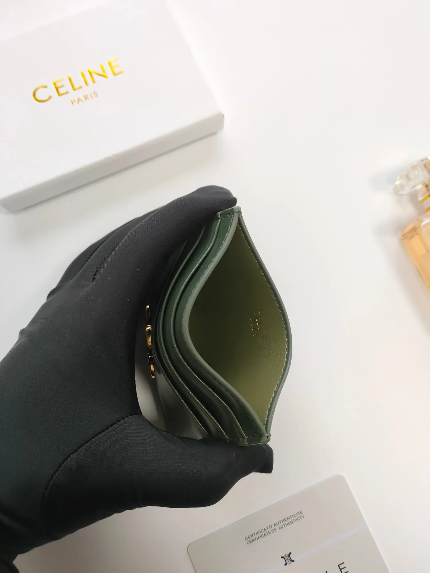 💰100💰CELINE's new embossed logo card holder, made of first-layer cowhide, two card slots + one middle pocket. Style number: 10L833 Size: 10.5×7cm