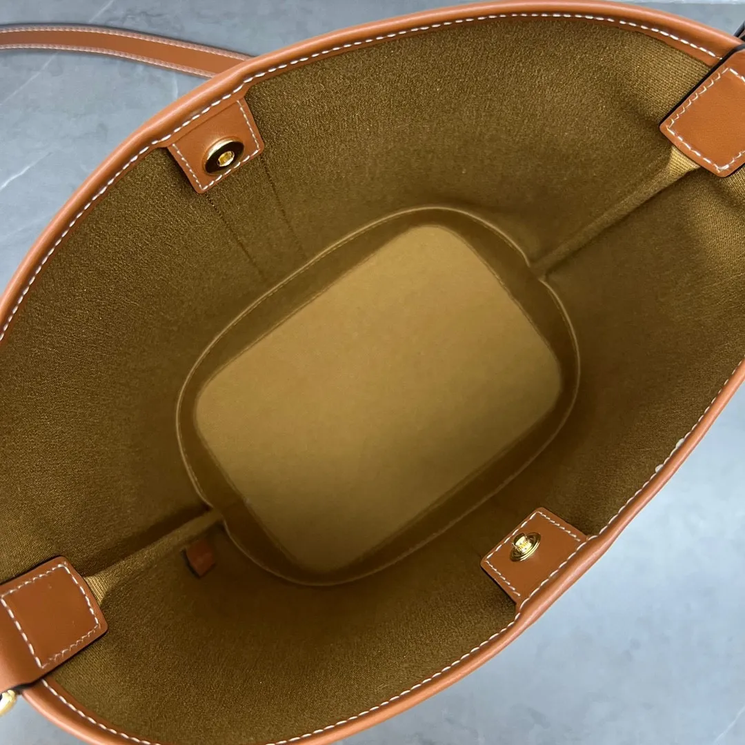 TRIOMPHE FOLCO new products for autumn and winter. A series of classic old flowers. The classics are still classic, but not outdated. The space is large enough. The material is wear-resistant. Style number: 191442. Coffee small size: bag opening 26×height 22×width 13