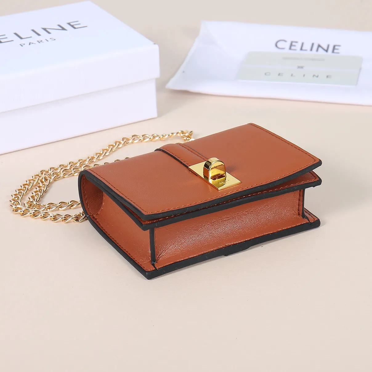 💰140, Celine’s latest chain card holder, TRIOMPHE flip chain card holder, can be worn cross-body, classic cowhide with plain microfiber interior, rotating lock closure, 1 thickened main compartment, 2 inner card slots. No.: 10M472 Size: 10.5x8.5x3 cm