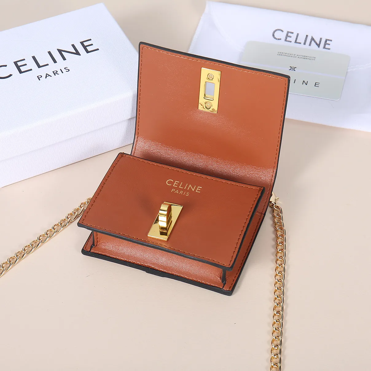 💰140, Celine’s latest chain card holder, TRIOMPHE flip chain card holder, can be worn cross-body, classic cowhide with plain microfiber interior, rotating lock closure, 1 thickened main compartment, 2 inner card slots. No.: 10M472 Size: 10.5x8.5x3 cm