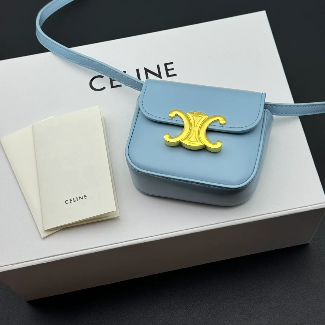 💰230 💎Upgraded original version💖 Comes with gift box 𝗖𝗘𝗟𝗜𝗡𝗘 | 𝗧𝗥𝗜𝗢𝗠𝗣𝗛𝗘 𝗠𝗜𝗡𝗜 Arc de Triomphe Mini Crossbody Bag〰️ Black# (Calfskin) Arc de Triomphe and minimalist inspiration collide. Beautiful to the core. The shape of the bag is simply the golden ratio. Small and delicate. The more you look at it, the better it looks. It gives people a French gentle style🍃. Carrying it on the body is like an exquisite work of art. Made of genuine Italian leather. The texture of the leather is perfect. 𝑠　𝑧𝑒: 𝟭𝟭*𝟴*𝟰𝒄𝒎 Model: 101513/10I513