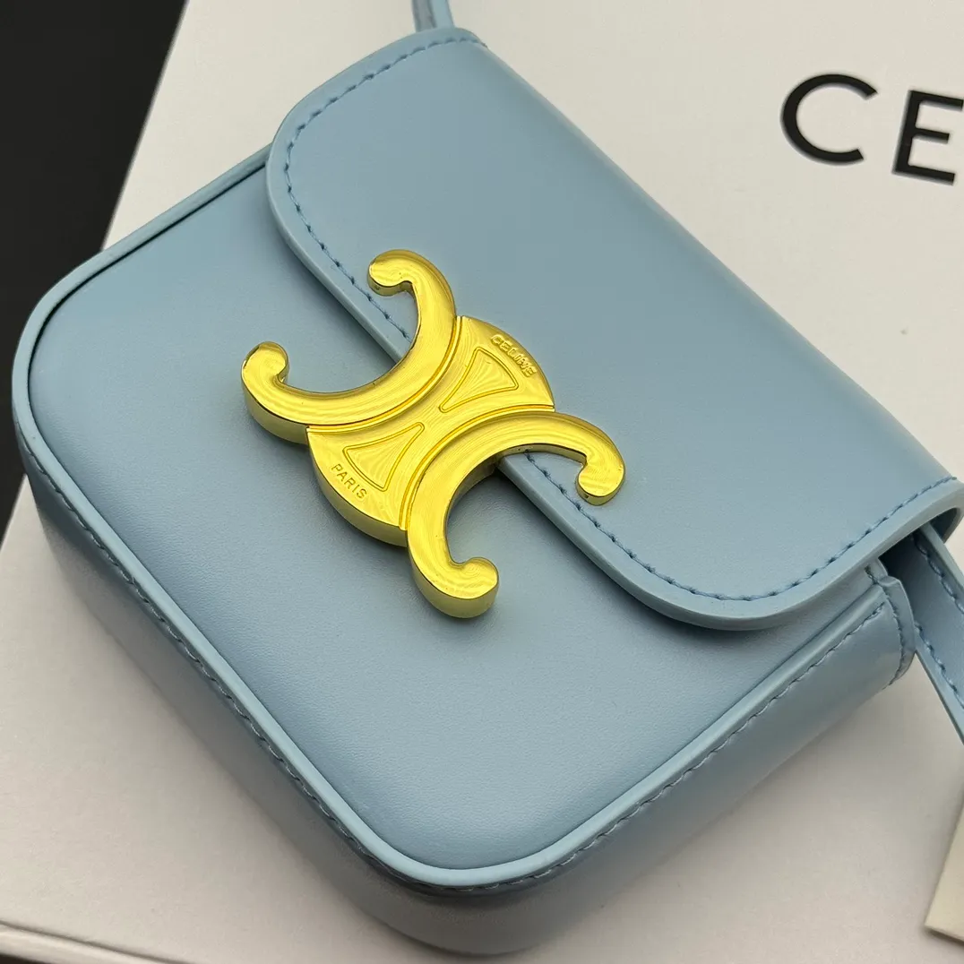 💰230 💎Upgraded original version💖 Comes with gift box 𝗖𝗘𝗟𝗜𝗡𝗘 | 𝗧𝗥𝗜𝗢𝗠𝗣𝗛𝗘 𝗠𝗜𝗡𝗜 Arc de Triomphe Mini Crossbody Bag〰️ Black# (Calfskin) Arc de Triomphe and minimalist inspiration collide. Beautiful to the core. The shape of the bag is simply the golden ratio. Small and delicate. The more you look at it, the better it looks. It gives people a French gentle style🍃. Carrying it on the body is like an exquisite work of art. Made of genuine Italian leather. The texture of the leather is perfect. 𝑠　𝑧𝑒: 𝟭𝟭*𝟴*𝟰𝒄𝒎 Model: 101513/10I513