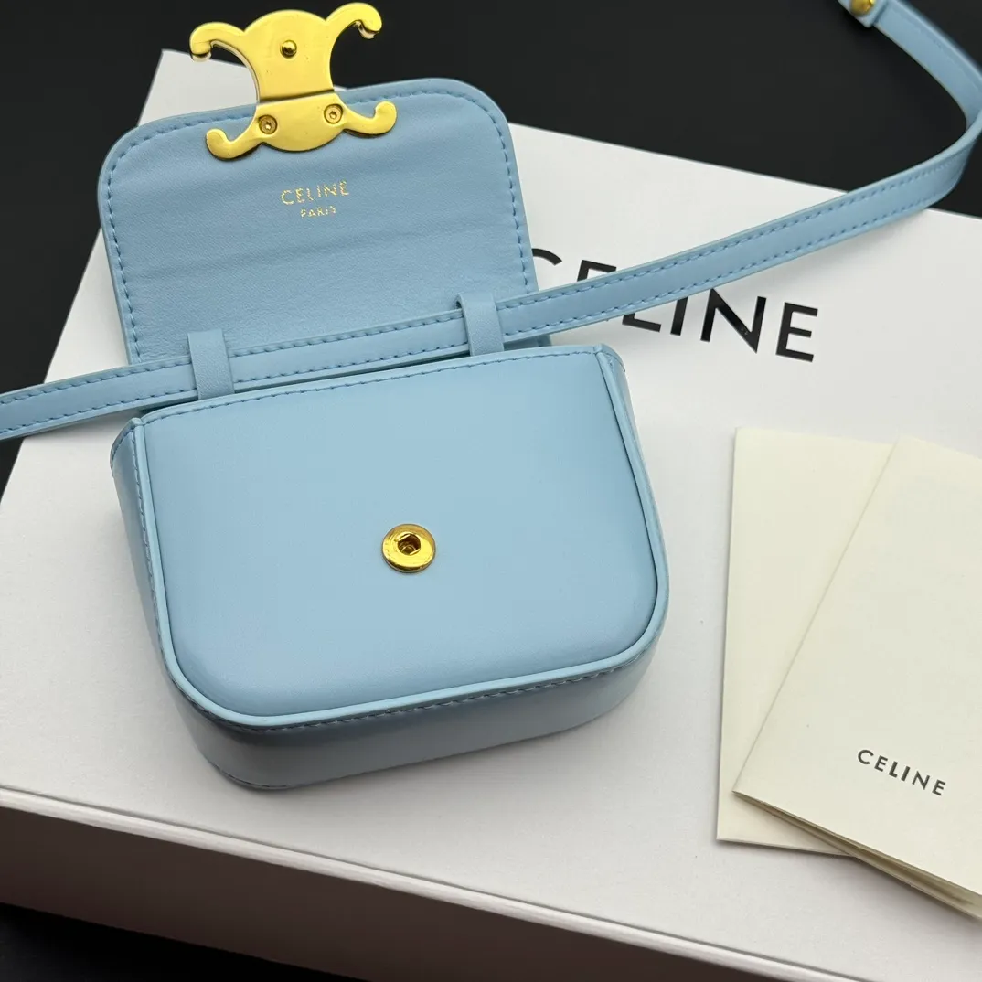 💰230 💎Upgraded original version💖 Comes with gift box 𝗖𝗘𝗟𝗜𝗡𝗘 | 𝗧𝗥𝗜𝗢𝗠𝗣𝗛𝗘 𝗠𝗜𝗡𝗜 Arc de Triomphe Mini Crossbody Bag〰️ Black# (Calfskin) Arc de Triomphe and minimalist inspiration collide. Beautiful to the core. The shape of the bag is simply the golden ratio. Small and delicate. The more you look at it, the better it looks. It gives people a French gentle style🍃. Carrying it on the body is like an exquisite work of art. Made of genuine Italian leather. The texture of the leather is perfect. 𝑠　𝑧𝑒: 𝟭𝟭*𝟴*𝟰𝒄𝒎 Model: 101513/10I513