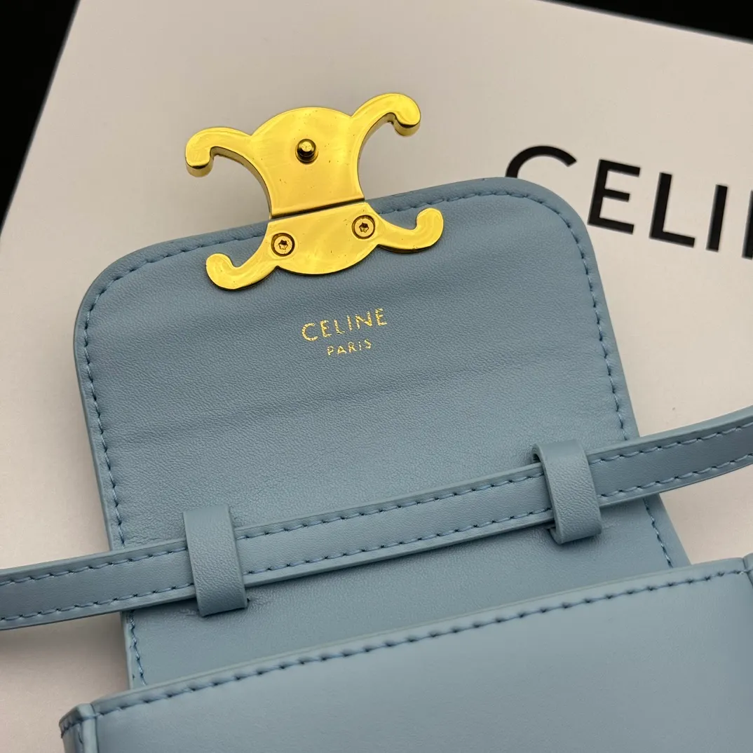 💰230 💎Upgraded original version💖 Comes with gift box 𝗖𝗘𝗟𝗜𝗡𝗘 | 𝗧𝗥𝗜𝗢𝗠𝗣𝗛𝗘 𝗠𝗜𝗡𝗜 Arc de Triomphe Mini Crossbody Bag〰️ Black# (Calfskin) Arc de Triomphe and minimalist inspiration collide. Beautiful to the core. The shape of the bag is simply the golden ratio. Small and delicate. The more you look at it, the better it looks. It gives people a French gentle style🍃. Carrying it on the body is like an exquisite work of art. Made of genuine Italian leather. The texture of the leather is perfect. 𝑠　𝑧𝑒: 𝟭𝟭*𝟴*𝟰𝒄𝒎 Model: 101513/10I513