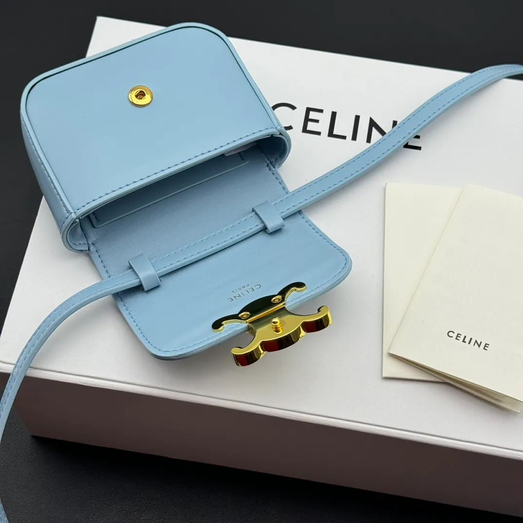 💰230 💎Upgraded original version💖 Comes with gift box 𝗖𝗘𝗟𝗜𝗡𝗘 | 𝗧𝗥𝗜𝗢𝗠𝗣𝗛𝗘 𝗠𝗜𝗡𝗜 Arc de Triomphe Mini Crossbody Bag〰️ Black# (Calfskin) Arc de Triomphe and minimalist inspiration collide. Beautiful to the core. The shape of the bag is simply the golden ratio. Small and delicate. The more you look at it, the better it looks. It gives people a French gentle style🍃. Carrying it on the body is like an exquisite work of art. Made of genuine Italian leather. The texture of the leather is perfect. 𝑠　𝑧𝑒: 𝟭𝟭*𝟴*𝟰𝒄𝒎 Model: 101513/10I513