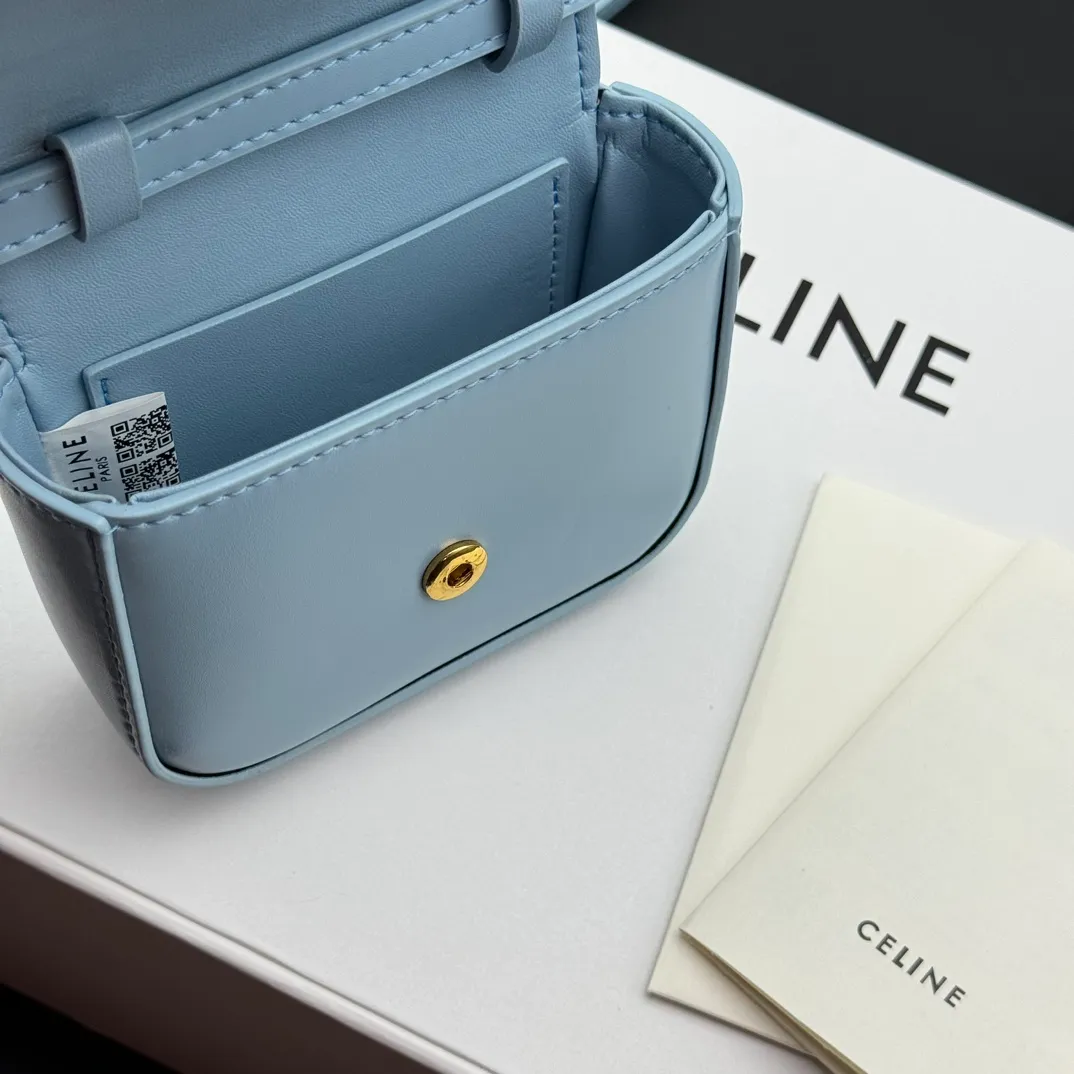 💰230 💎Upgraded original version💖 Comes with gift box 𝗖𝗘𝗟𝗜𝗡𝗘 | 𝗧𝗥𝗜𝗢𝗠𝗣𝗛𝗘 𝗠𝗜𝗡𝗜 Arc de Triomphe Mini Crossbody Bag〰️ Black# (Calfskin) Arc de Triomphe and minimalist inspiration collide. Beautiful to the core. The shape of the bag is simply the golden ratio. Small and delicate. The more you look at it, the better it looks. It gives people a French gentle style🍃. Carrying it on the body is like an exquisite work of art. Made of genuine Italian leather. The texture of the leather is perfect. 𝑠　𝑧𝑒: 𝟭𝟭*𝟴*𝟰𝒄𝒎 Model: 101513/10I513