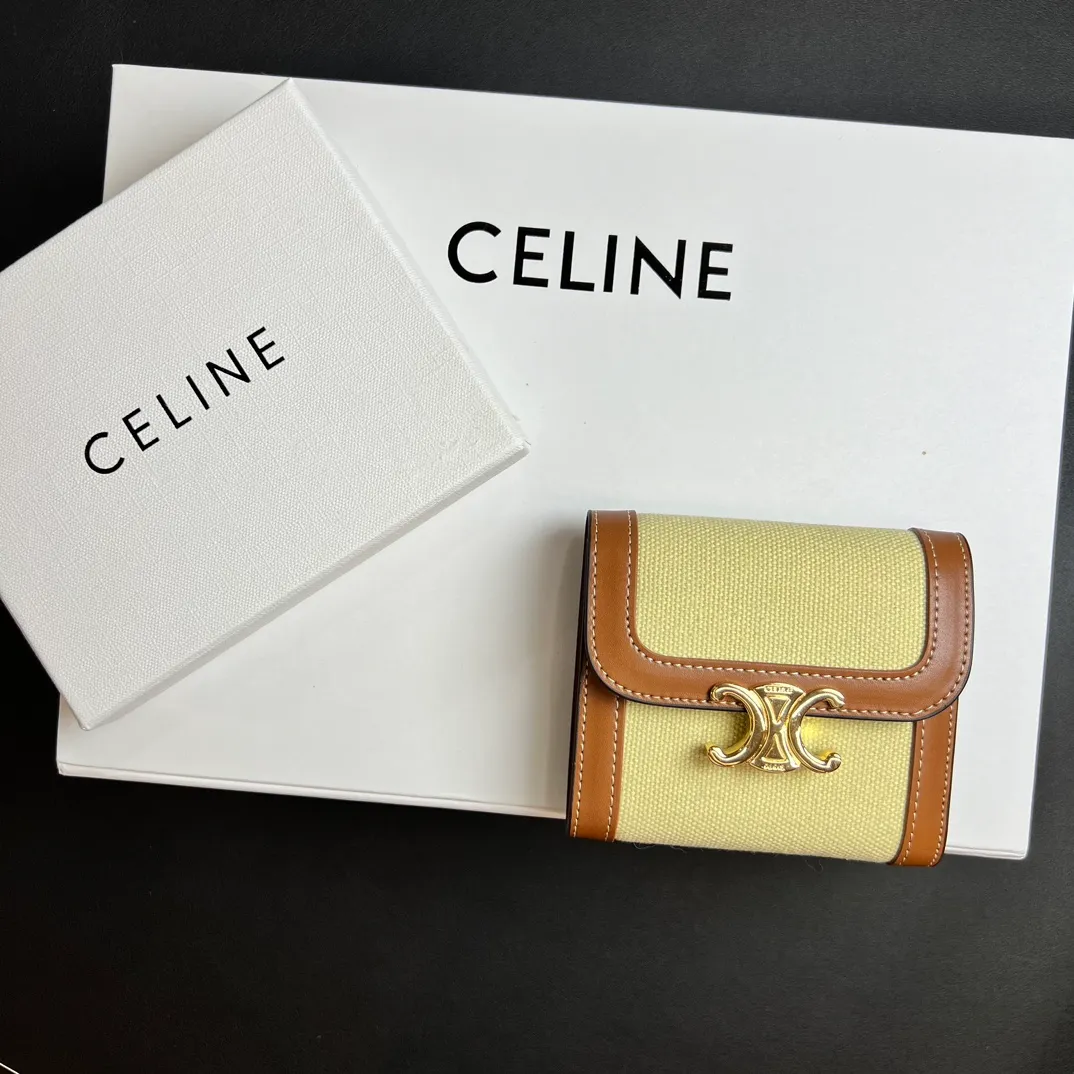 💰150 💎 Top quality brown and white ❤️ 𝗖𝗘𝗟𝗜𝗡𝗘 Arc de Triomphe tri-fold wallet 🇫🇷 # Two-layer cowhide, non-transfer‼ ️ Exclusive real shot of CELINE. There is no color difference in the picture. The details are exactly the same. It is a small item that enhances taste. It is a classic and popular model. It is good-looking and easy to use. It is compact and portable. All kinds of bank cards and ID documents are easy to throw around. You no longer have to worry about finding the daily essential items. 7 card slots, 1 small card pocket, 1 banknote slot. As the saying goes, although the sparrow is small, it has all the essentials~ The wallet can be used for a long time, no loss or loss. The high-end packaging is also a face-saving gift. Chongchong No.: 10D782CQ 10D783 10782 Size: w10.5×9×3cm.