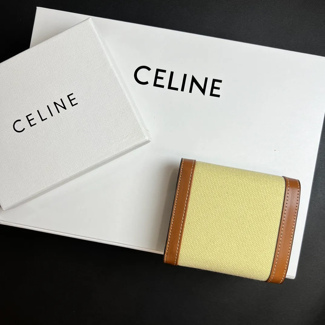 💰150 💎 Top quality brown and white ❤️ 𝗖𝗘𝗟𝗜𝗡𝗘 Arc de Triomphe tri-fold wallet 🇫🇷 # Two-layer cowhide, non-transfer‼ ️ Exclusive real shot of CELINE. There is no color difference in the picture. The details are exactly the same. It is a small item that enhances taste. It is a classic and popular model. It is good-looking and easy to use. It is compact and portable. All kinds of bank cards and ID documents are easy to throw around. You no longer have to worry about finding the daily essential items. 7 card slots, 1 small card pocket, 1 banknote slot. As the saying goes, although the sparrow is small, it has all the essentials~ The wallet can be used for a long time, no loss or loss. The high-end packaging is also a face-saving gift. Chongchong No.: 10D782CQ 10D783 10782 Size: w10.5×9×3cm.