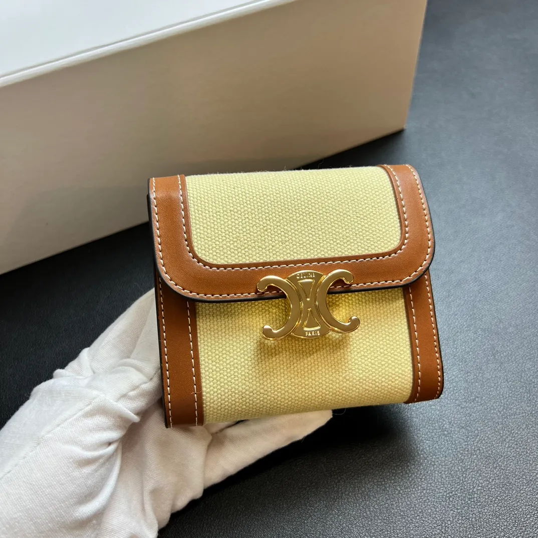 💰150 💎 Top quality brown and white ❤️ 𝗖𝗘𝗟𝗜𝗡𝗘 Arc de Triomphe tri-fold wallet 🇫🇷 # Two-layer cowhide, non-transfer‼ ️ Exclusive real shot of CELINE. There is no color difference in the picture. The details are exactly the same. It is a small item that enhances taste. It is a classic and popular model. It is good-looking and easy to use. It is compact and portable. All kinds of bank cards and ID documents are easy to throw around. You no longer have to worry about finding the daily essential items. 7 card slots, 1 small card pocket, 1 banknote slot. As the saying goes, although the sparrow is small, it has all the essentials~ The wallet can be used for a long time, no loss or loss. The high-end packaging is also a face-saving gift. Chongchong No.: 10D782CQ 10D783 10782 Size: w10.5×9×3cm.