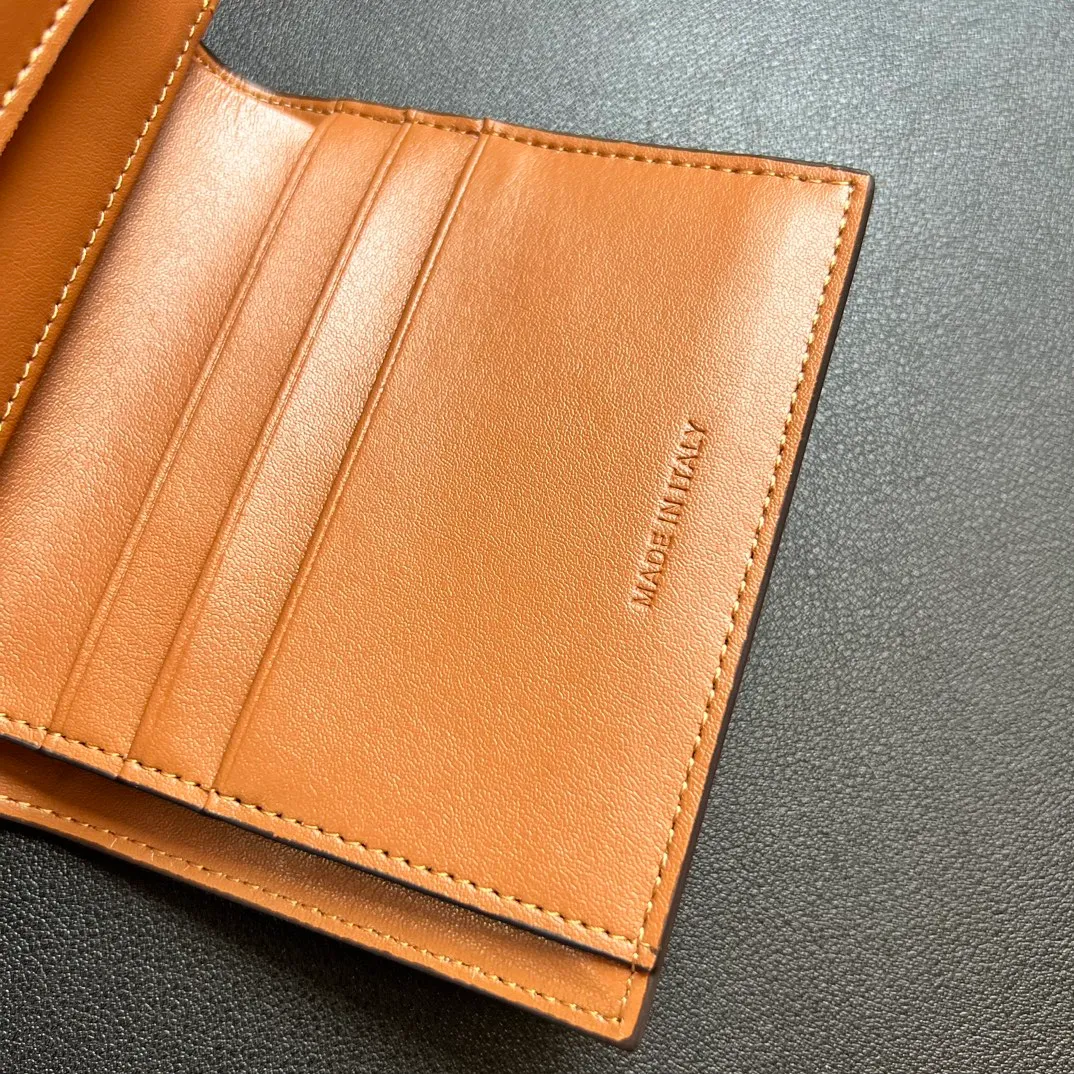 💰150 💎 Top quality brown and white ❤️ 𝗖𝗘𝗟𝗜𝗡𝗘 Arc de Triomphe tri-fold wallet 🇫🇷 # Two-layer cowhide, non-transfer‼ ️ Exclusive real shot of CELINE. There is no color difference in the picture. The details are exactly the same. It is a small item that enhances taste. It is a classic and popular model. It is good-looking and easy to use. It is compact and portable. All kinds of bank cards and ID documents are easy to throw around. You no longer have to worry about finding the daily essential items. 7 card slots, 1 small card pocket, 1 banknote slot. As the saying goes, although the sparrow is small, it has all the essentials~ The wallet can be used for a long time, no loss or loss. The high-end packaging is also a face-saving gift. Chongchong No.: 10D782CQ 10D783 10782 Size: w10.5×9×3cm.