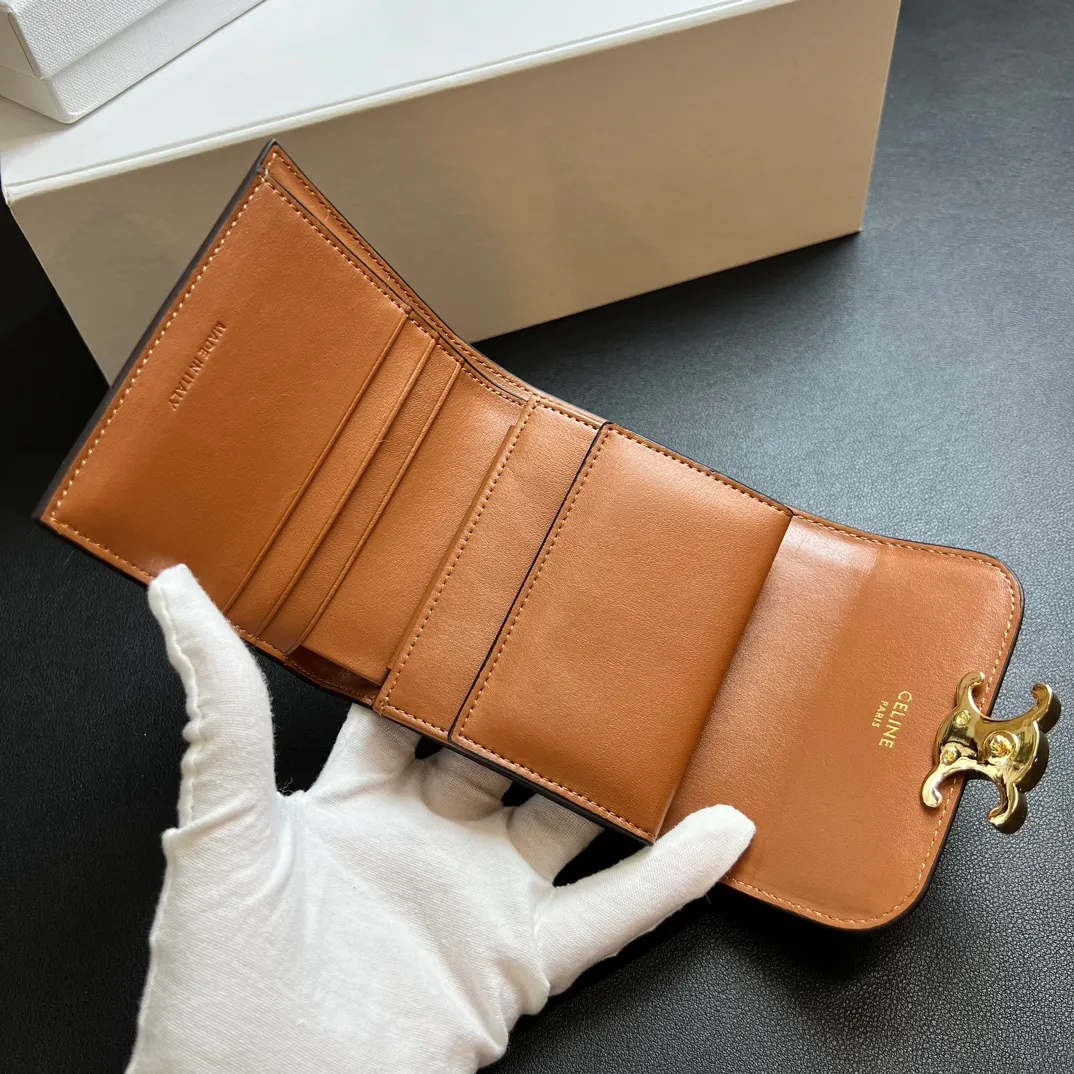 💰150 💎 Top quality brown and white ❤️ 𝗖𝗘𝗟𝗜𝗡𝗘 Arc de Triomphe tri-fold wallet 🇫🇷 # Two-layer cowhide, non-transfer‼ ️ Exclusive real shot of CELINE. There is no color difference in the picture. The details are exactly the same. It is a small item that enhances taste. It is a classic and popular model. It is good-looking and easy to use. It is compact and portable. All kinds of bank cards and ID documents are easy to throw around. You no longer have to worry about finding the daily essential items. 7 card slots, 1 small card pocket, 1 banknote slot. As the saying goes, although the sparrow is small, it has all the essentials~ The wallet can be used for a long time, no loss or loss. The high-end packaging is also a face-saving gift. Chongchong No.: 10D782CQ 10D783 10782 Size: w10.5×9×3cm.