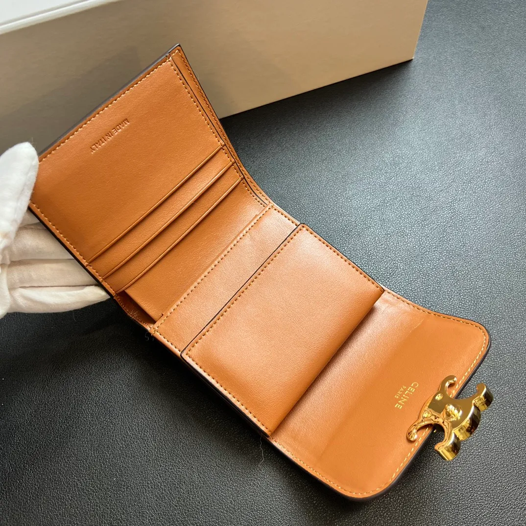 💰150 💎 Top quality brown and white ❤️ 𝗖𝗘𝗟𝗜𝗡𝗘 Arc de Triomphe tri-fold wallet 🇫🇷 # Two-layer cowhide, non-transfer‼ ️ Exclusive real shot of CELINE. There is no color difference in the picture. The details are exactly the same. It is a small item that enhances taste. It is a classic and popular model. It is good-looking and easy to use. It is compact and portable. All kinds of bank cards and ID documents are easy to throw around. You no longer have to worry about finding the daily essential items. 7 card slots, 1 small card pocket, 1 banknote slot. As the saying goes, although the sparrow is small, it has all the essentials~ The wallet can be used for a long time, no loss or loss. The high-end packaging is also a face-saving gift. Chongchong No.: 10D782CQ 10D783 10782 Size: w10.5×9×3cm.