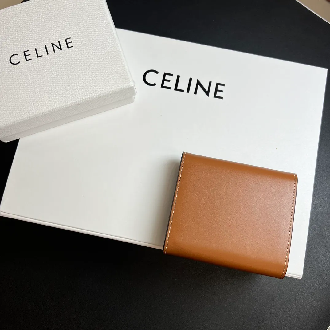💰150 💎 Top quality brown ❤️ 𝗖𝗘𝗟𝗜𝗡𝗘 Arc de Triomphe tri-fold wallet 🇫🇷 # Second-layer cowhide, non-transfer‼ ️ Exclusive real shot of CELINE. There is no color difference in the picture. The details are exactly the same. It is a small item that enhances taste. It is a classic and popular model. It is good-looking and easy to use. It is compact and portable. All kinds of bank cards and ID documents are easy to throw around. You no longer have to worry about finding the daily essential items. 7 card slots, 1 small card pocket, 1 banknote slot. As the saying goes, although the sparrow is small, it has all the essentials~ The wallet can be used for a long time, no loss or loss. The high-end packaging is also a face-saving gift. Chongchong No.: 10D782CQ 10D783 10782 Size: w10.5×9×3cm.