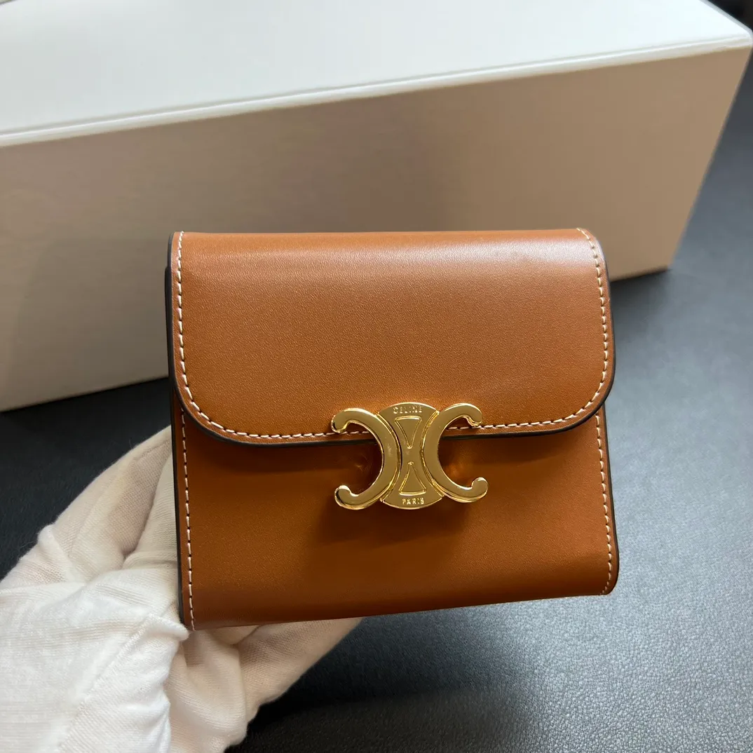 💰150 💎 Top quality brown ❤️ 𝗖𝗘𝗟𝗜𝗡𝗘 Arc de Triomphe tri-fold wallet 🇫🇷 # Second-layer cowhide, non-transfer‼ ️ Exclusive real shot of CELINE. There is no color difference in the picture. The details are exactly the same. It is a small item that enhances taste. It is a classic and popular model. It is good-looking and easy to use. It is compact and portable. All kinds of bank cards and ID documents are easy to throw around. You no longer have to worry about finding the daily essential items. 7 card slots, 1 small card pocket, 1 banknote slot. As the saying goes, although the sparrow is small, it has all the essentials~ The wallet can be used for a long time, no loss or loss. The high-end packaging is also a face-saving gift. Chongchong No.: 10D782CQ 10D783 10782 Size: w10.5×9×3cm.