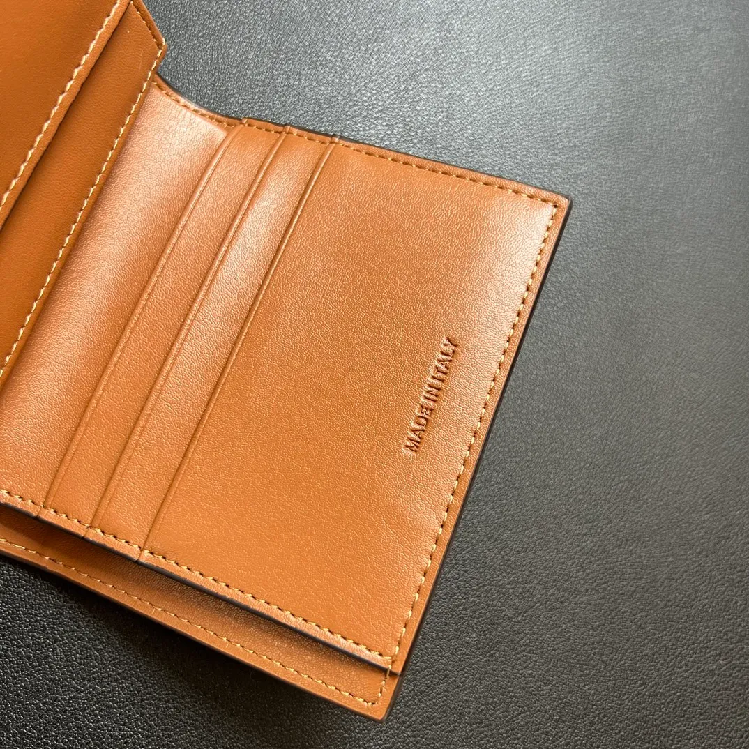 💰150 💎 Top quality brown ❤️ 𝗖𝗘𝗟𝗜𝗡𝗘 Arc de Triomphe tri-fold wallet 🇫🇷 # Second-layer cowhide, non-transfer‼ ️ Exclusive real shot of CELINE. There is no color difference in the picture. The details are exactly the same. It is a small item that enhances taste. It is a classic and popular model. It is good-looking and easy to use. It is compact and portable. All kinds of bank cards and ID documents are easy to throw around. You no longer have to worry about finding the daily essential items. 7 card slots, 1 small card pocket, 1 banknote slot. As the saying goes, although the sparrow is small, it has all the essentials~ The wallet can be used for a long time, no loss or loss. The high-end packaging is also a face-saving gift. Chongchong No.: 10D782CQ 10D783 10782 Size: w10.5×9×3cm.