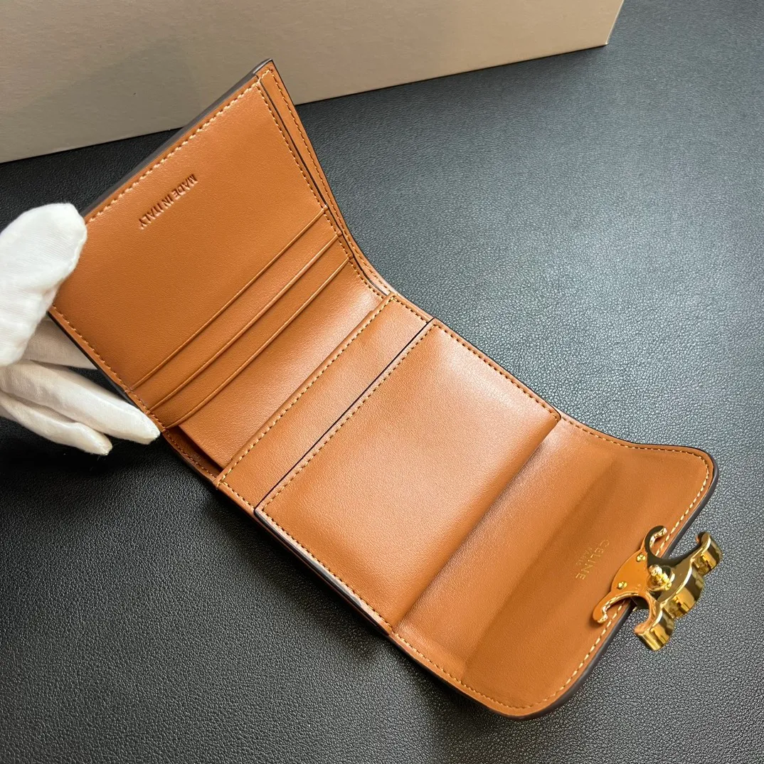 💰150 💎 Top quality brown ❤️ 𝗖𝗘𝗟𝗜𝗡𝗘 Arc de Triomphe tri-fold wallet 🇫🇷 # Second-layer cowhide, non-transfer‼ ️ Exclusive real shot of CELINE. There is no color difference in the picture. The details are exactly the same. It is a small item that enhances taste. It is a classic and popular model. It is good-looking and easy to use. It is compact and portable. All kinds of bank cards and ID documents are easy to throw around. You no longer have to worry about finding the daily essential items. 7 card slots, 1 small card pocket, 1 banknote slot. As the saying goes, although the sparrow is small, it has all the essentials~ The wallet can be used for a long time, no loss or loss. The high-end packaging is also a face-saving gift. Chongchong No.: 10D782CQ 10D783 10782 Size: w10.5×9×3cm.