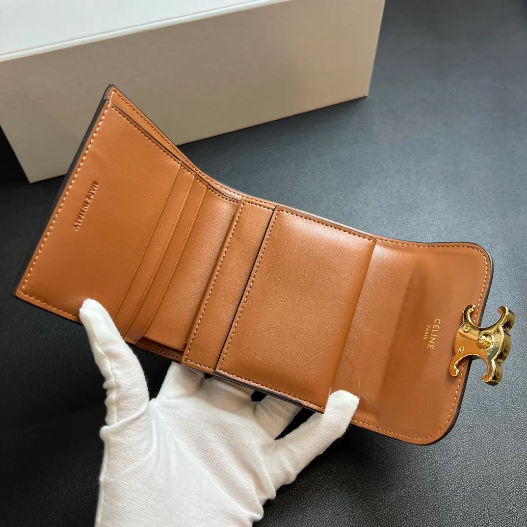 💰150 💎 Top quality brown ❤️ 𝗖𝗘𝗟𝗜𝗡𝗘 Arc de Triomphe tri-fold wallet 🇫🇷 # Second-layer cowhide, non-transfer‼ ️ Exclusive real shot of CELINE. There is no color difference in the picture. The details are exactly the same. It is a small item that enhances taste. It is a classic and popular model. It is good-looking and easy to use. It is compact and portable. All kinds of bank cards and ID documents are easy to throw around. You no longer have to worry about finding the daily essential items. 7 card slots, 1 small card pocket, 1 banknote slot. As the saying goes, although the sparrow is small, it has all the essentials~ The wallet can be used for a long time, no loss or loss. The high-end packaging is also a face-saving gift. Chongchong No.: 10D782CQ 10D783 10782 Size: w10.5×9×3cm.