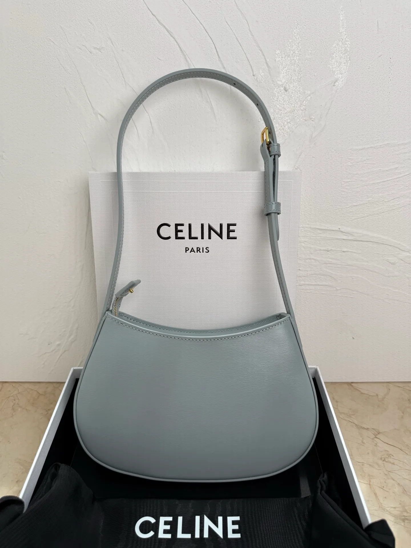 p1300 CELIN_E 2024🆕｜TILLY medium shiny cow leather handbag 24s new spring product is here! New Year's Limited Edition ❤️ The latest armpit bag is on sale now ~ 🎉 The latest rounded shoulder bag ✨ Continuing the style of CELINE CROQUE handbag, this minimalist handbag is decorated with TRIOMPHE metal accessories, exquisite and sweet, with the essence of French petty bourgeoisie ~ I can't put it down 👏 There is a main compartment inside, which can hold mobile phones, car keys, cosmetics, tissues, etc. ✔️ The first choice for delicate girls 👑 Cow leather, sheepskin lining, gold finish, shoulder carry, zip closure, 1 main compartment, 1 inner flat pocket, adjustable shoulder strap, min. length 21.5 cm, max. length 28 cm Dimensions: 22