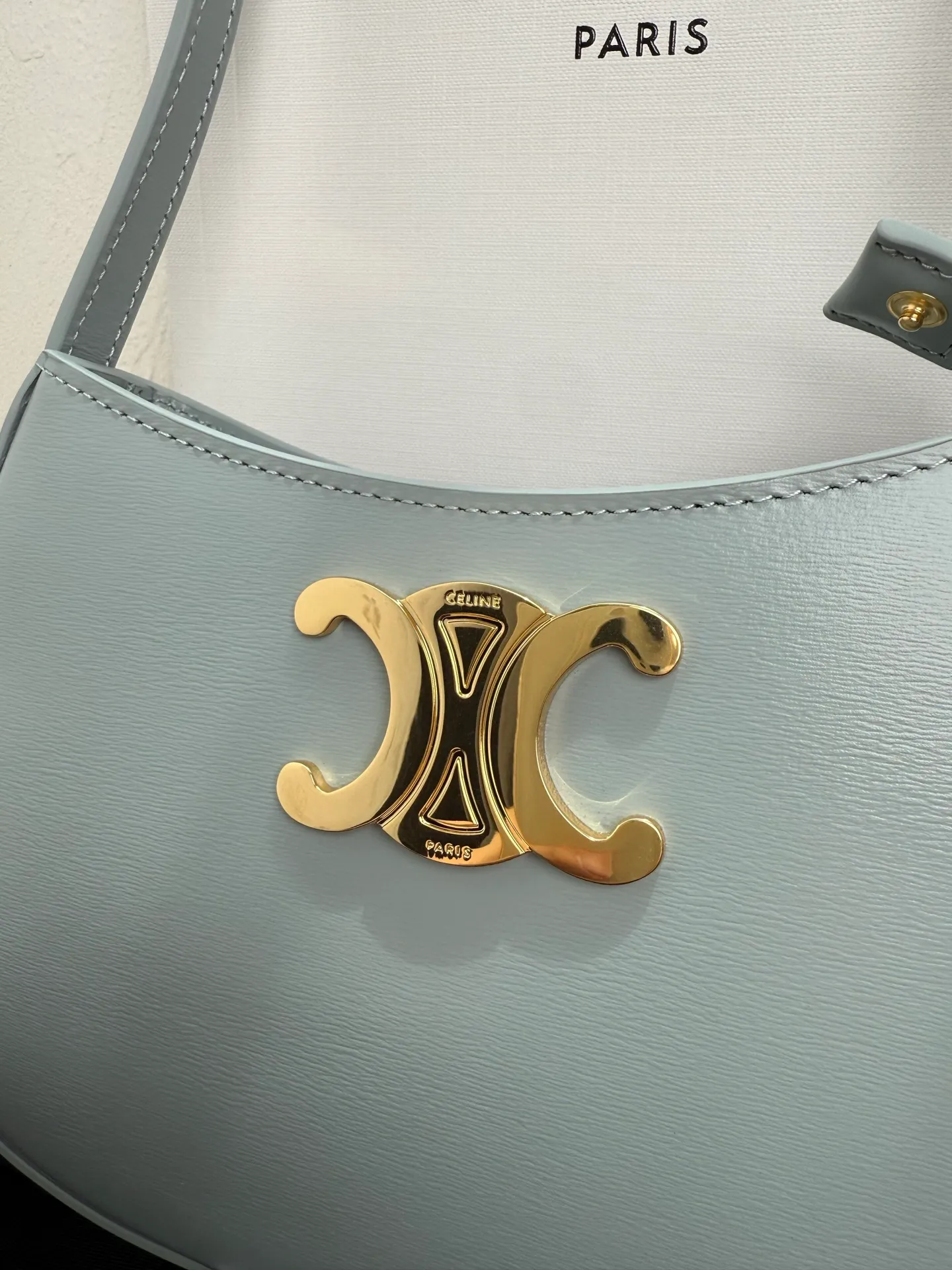 p1300 CELIN_E 2024🆕｜TILLY medium shiny cow leather handbag 24s new spring product is here! New Year's Limited Edition ❤️ The latest armpit bag is on sale now ~ 🎉 The latest rounded shoulder bag ✨ Continuing the style of CELINE CROQUE handbag, this minimalist handbag is decorated with TRIOMPHE metal accessories, exquisite and sweet, with the essence of French petty bourgeoisie ~ I can't put it down 👏 There is a main compartment inside, which can hold mobile phones, car keys, cosmetics, tissues, etc. ✔️ The first choice for delicate girls 👑 Cow leather, sheepskin lining, gold finish, shoulder carry, zip closure, 1 main compartment, 1 inner flat pocket, adjustable shoulder strap, min. length 21.5 cm, max. length 28 cm Dimensions: 22