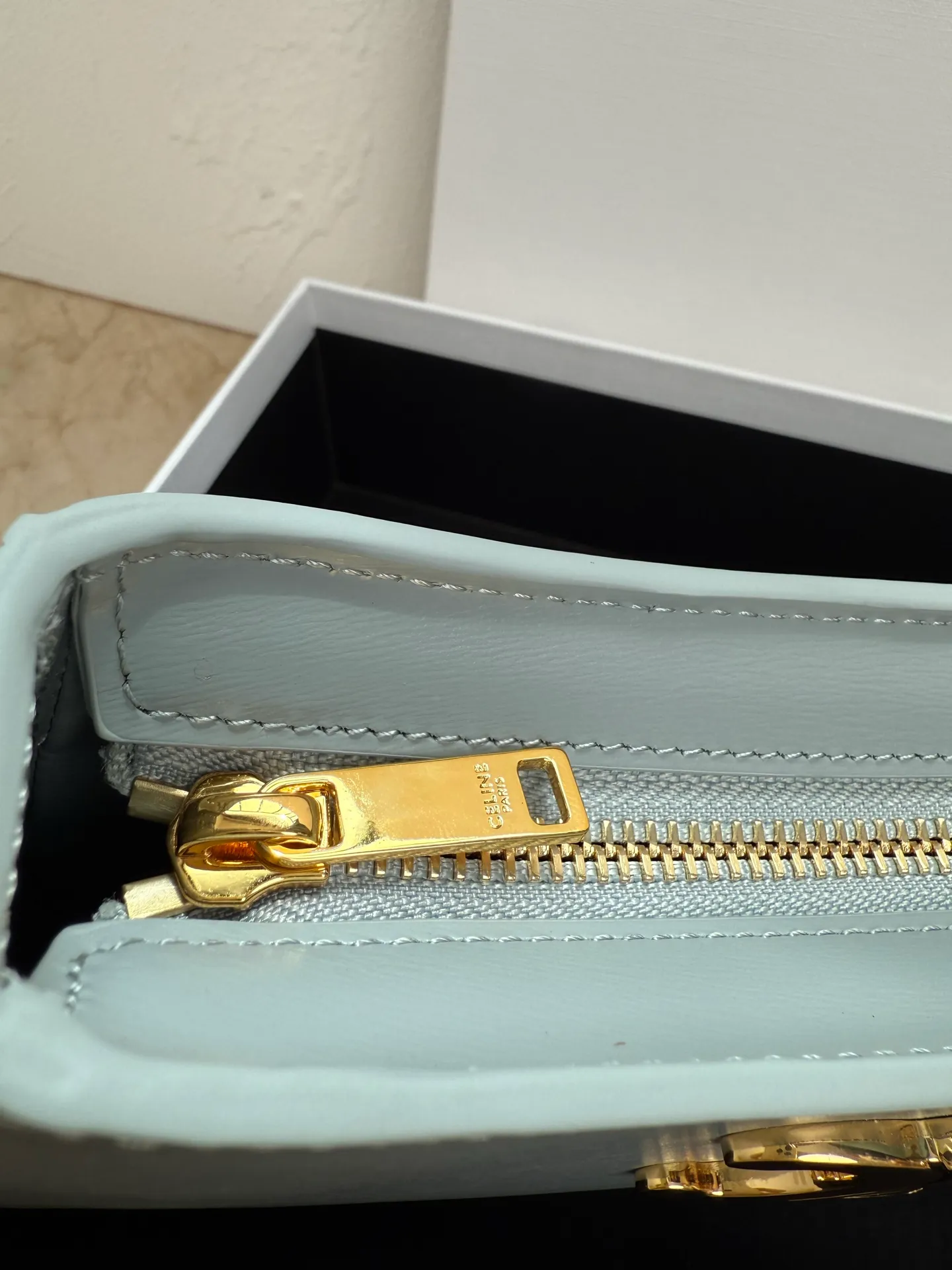 p1300 CELIN_E 2024🆕｜TILLY medium shiny cow leather handbag 24s new spring product is here! New Year's Limited Edition ❤️ The latest armpit bag is on sale now ~ 🎉 The latest rounded shoulder bag ✨ Continuing the style of CELINE CROQUE handbag, this minimalist handbag is decorated with TRIOMPHE metal accessories, exquisite and sweet, with the essence of French petty bourgeoisie ~ I can't put it down 👏 There is a main compartment inside, which can hold mobile phones, car keys, cosmetics, tissues, etc. ✔️ The first choice for delicate girls 👑 Cow leather, sheepskin lining, gold finish, shoulder carry, zip closure, 1 main compartment, 1 inner flat pocket, adjustable shoulder strap, min. length 21.5 cm, max. length 28 cm Dimensions: 22