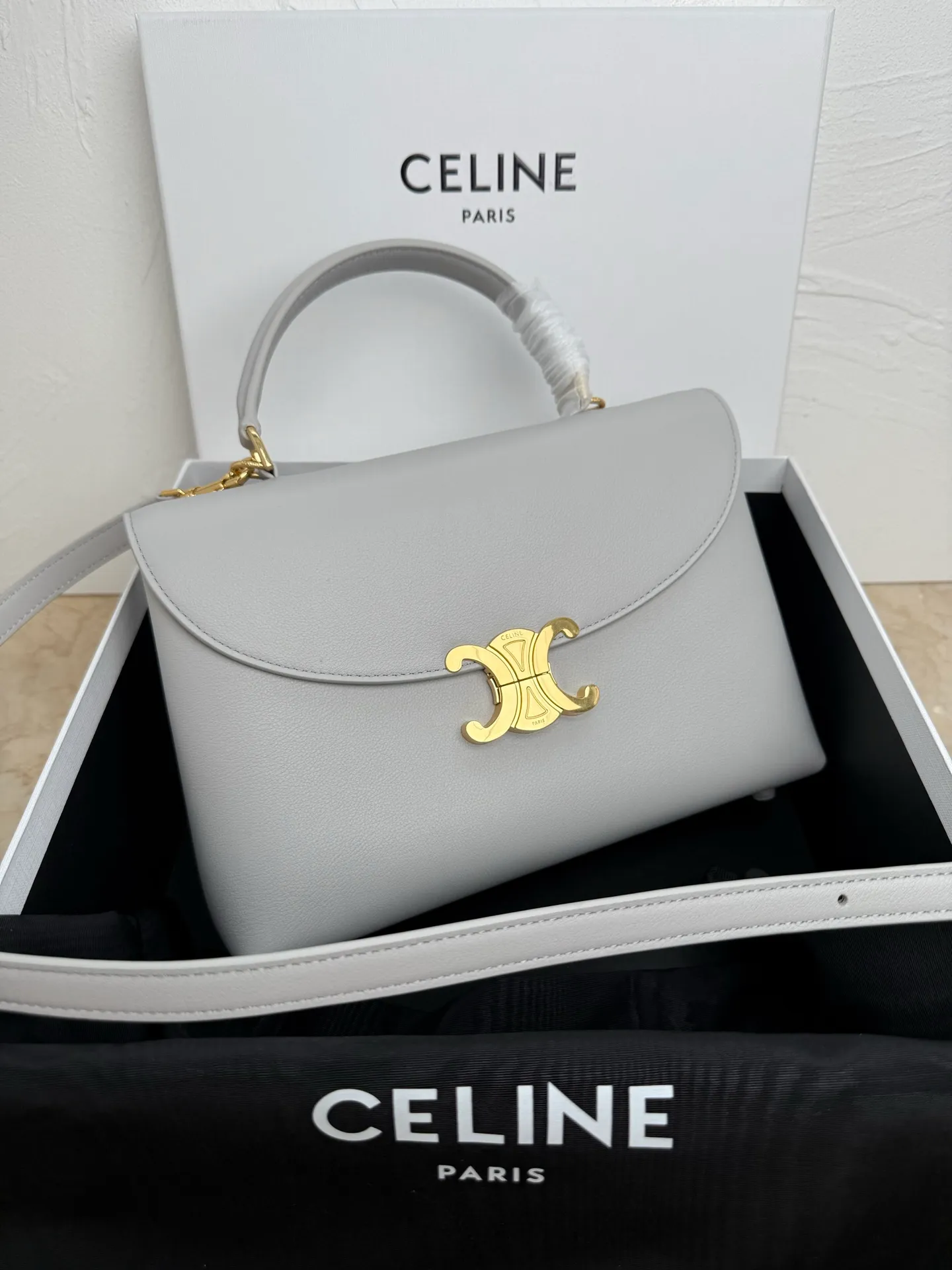 p1760 New product launched 🅰️🅰️CE Arc de Triomphe kelly handbag 👜 New Arc de Triomphe storage bag full of high-end feel! The simple and exquisite silhouette presents a capable style and pure aesthetics. Whether it is calm black, low-key brown or soft pink, it all exudes an unparalleled sense of luxury❤️ The lines of kelly's classic shape are simple and elegant, without unnecessary decoration, showing the aesthetic charm🫶🏻 Style No.: 188836 Color: Gray Size: 25.5x18.5x10