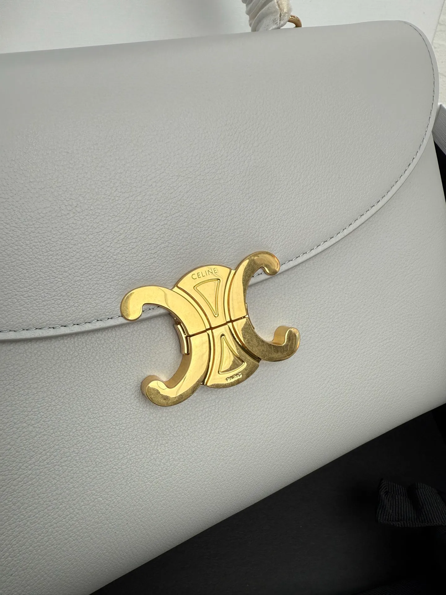 p1760 New product launched 🅰️🅰️CE Arc de Triomphe kelly handbag 👜 New Arc de Triomphe storage bag full of high-end feel! The simple and exquisite silhouette presents a capable style and pure aesthetics. Whether it is calm black, low-key brown or soft pink, it all exudes an unparalleled sense of luxury❤️ The lines of kelly's classic shape are simple and elegant, without unnecessary decoration, showing the aesthetic charm🫶🏻 Style No.: 188836 Color: Gray Size: 25.5x18.5x10