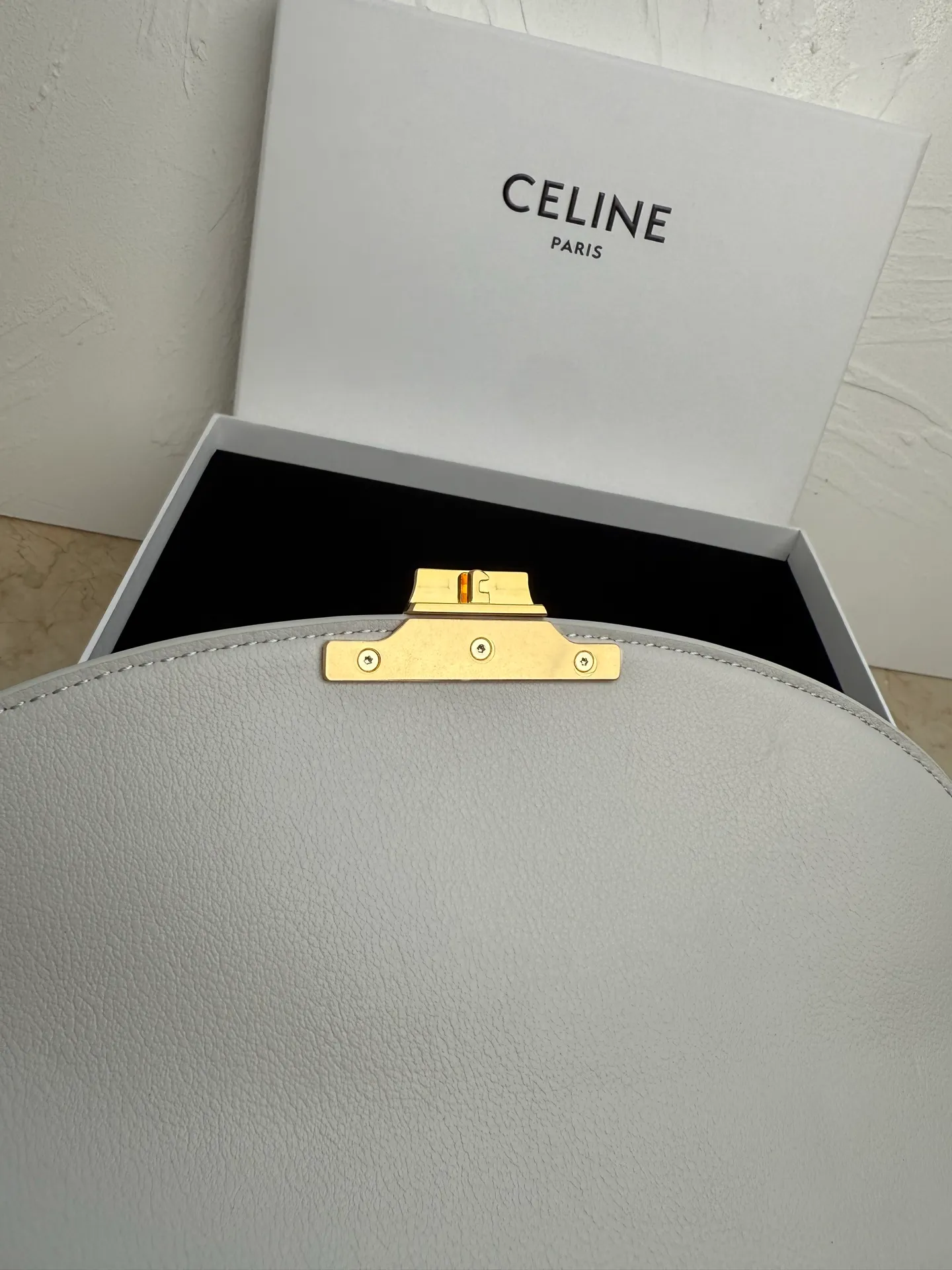 p1760 New product launched 🅰️🅰️CE Arc de Triomphe kelly handbag 👜 New Arc de Triomphe storage bag full of high-end feel! The simple and exquisite silhouette presents a capable style and pure aesthetics. Whether it is calm black, low-key brown or soft pink, it all exudes an unparalleled sense of luxury❤️ The lines of kelly's classic shape are simple and elegant, without unnecessary decoration, showing the aesthetic charm🫶🏻 Style No.: 188836 Color: Gray Size: 25.5x18.5x10